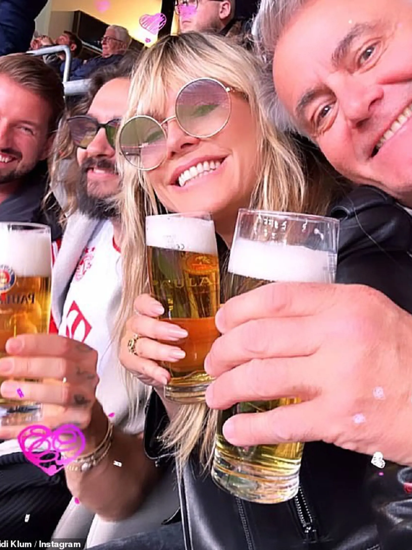 Modelka Heidi Klum (49) opäť šokovala verejnosť. Potom, čo s manželom Tomom Kaulitzom (33)  vyrazila na futbalový zápas Bayernu obohacovala svoj Instagram podnapitými videami, na ktoré by žena v jej veku hrdá byť veru nemala.