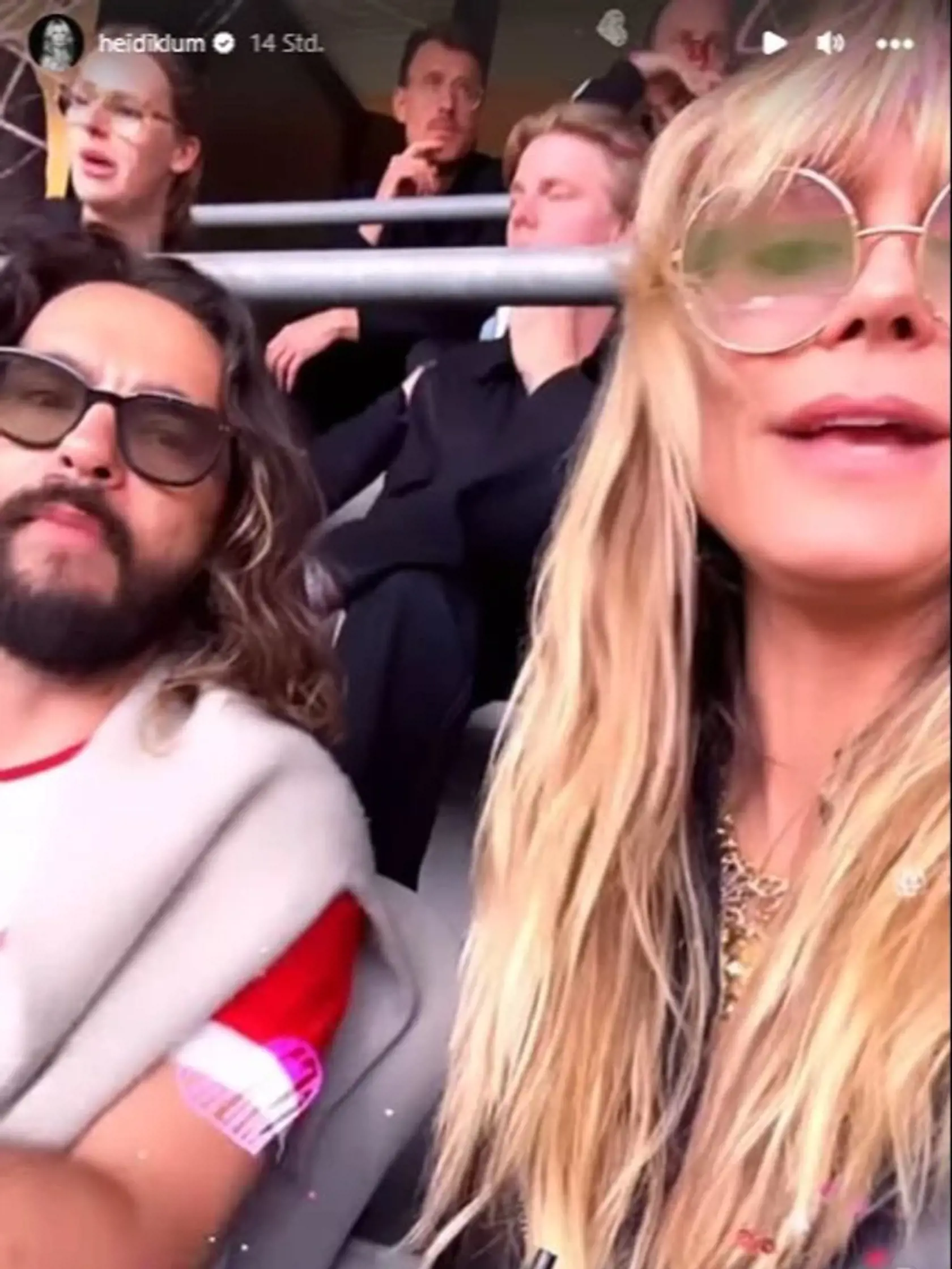 Modelka Heidi Klum (49) opäť šokovala verejnosť. Potom, čo s manželom Tomom Kaulitzom (33)  vyrazila na futbalový zápas Bayernu obohacovala svoj Instagram podnapitými videami, na ktoré by žena v jej veku hrdá byť veru nemala.
