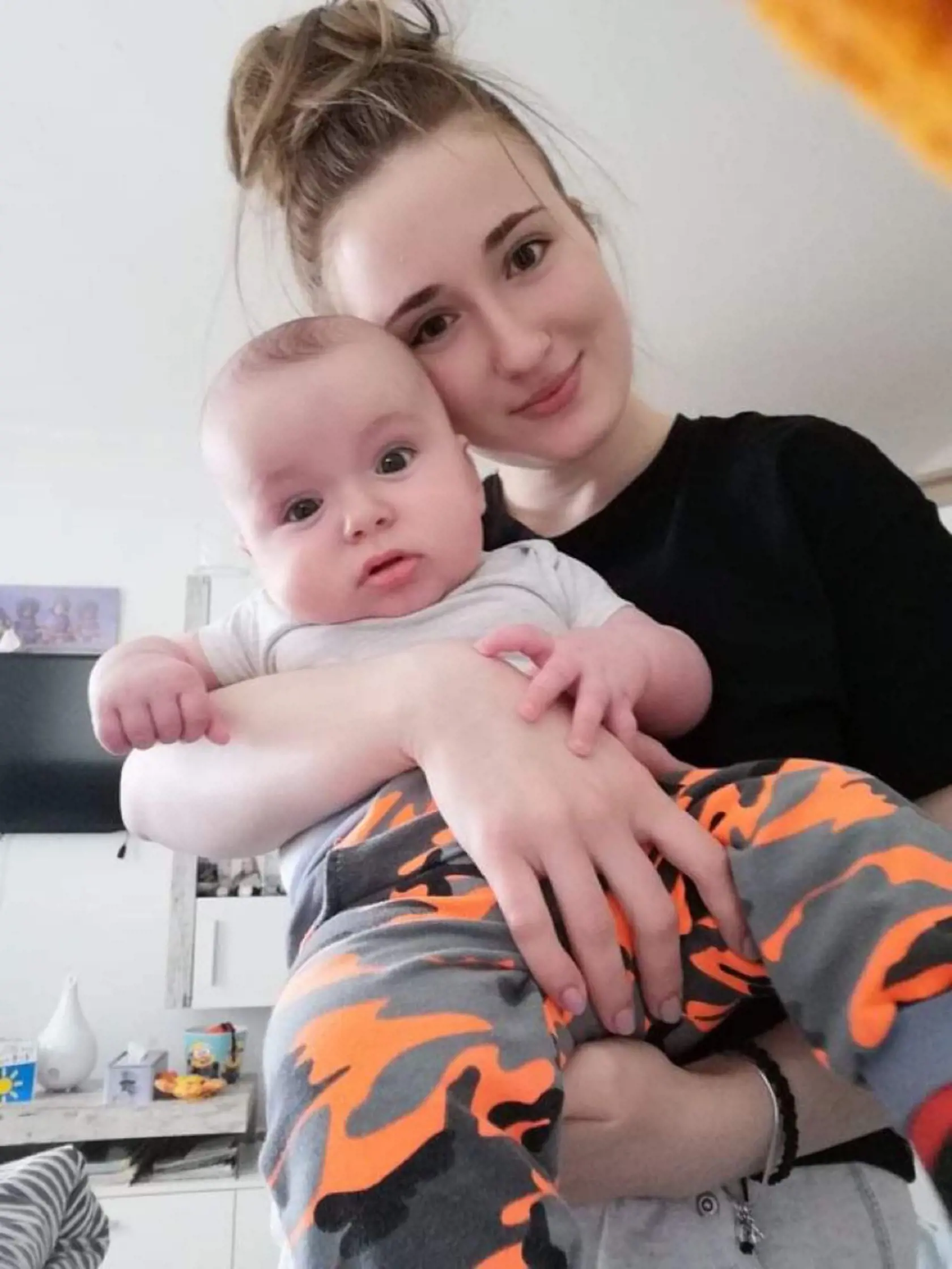 Ročný Alexis svoju maminku Megan (21) miluje, je na ňu naviazaný. Odlúčenie od nej bude najmä trestom pre neho. Pritom podľa Trestného zákona  má trest postihovať iba páchateľa, tak,  aby bol zabezpečený čo najmenší vplyv na jeho rodinu a jemu blízke osoby.