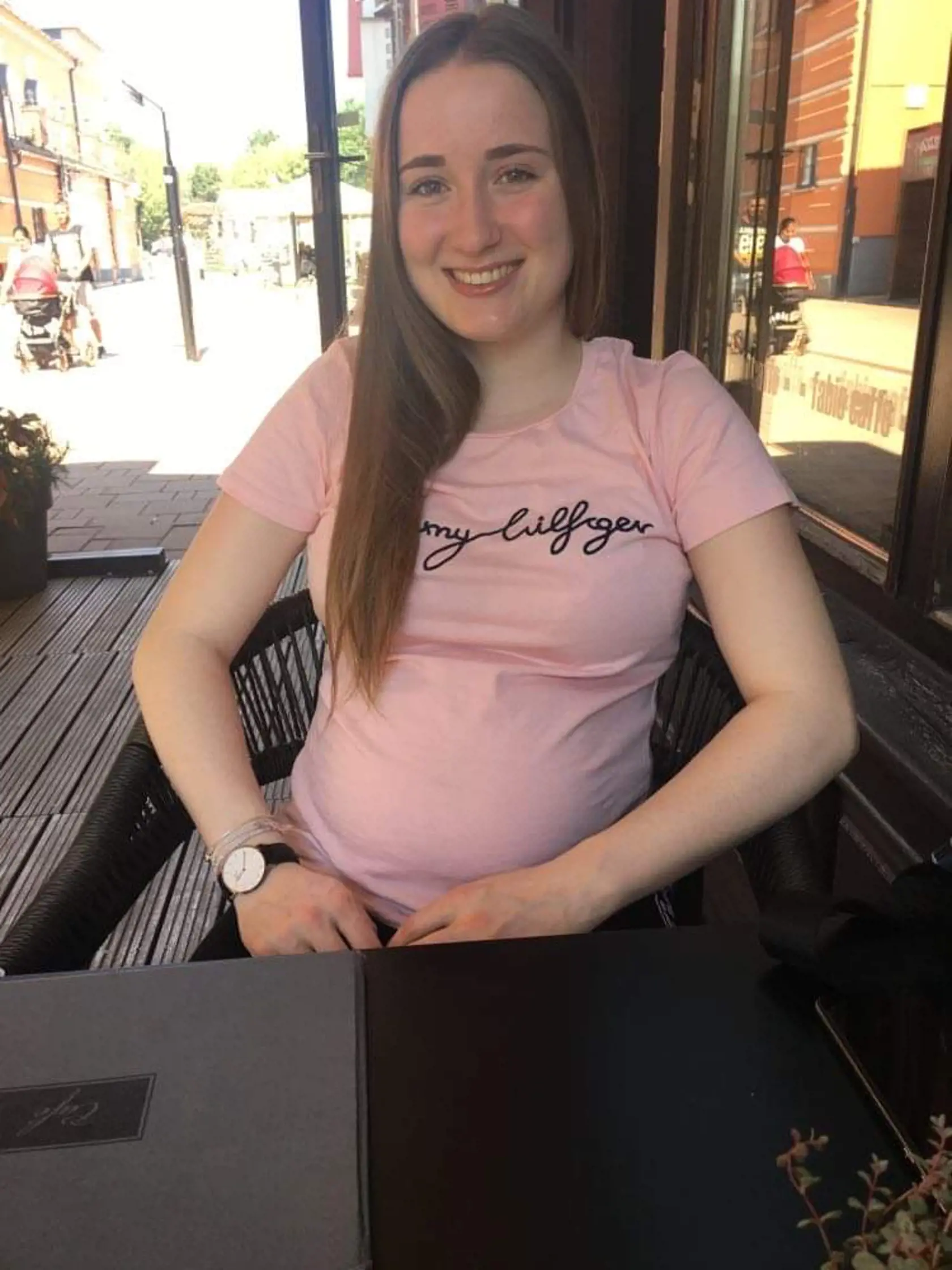 Megan (21) po prepustení z väzby, kde strávila päť mesiacov.