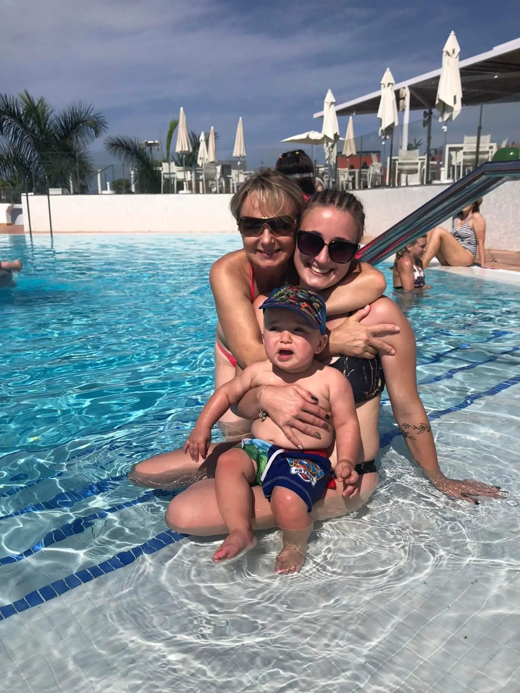 Babka a mama Beáta, dcéra a mama Megan a synček a vnúčik Alexis. Bude ich znovunájdené šťastie zničené pobytom Megan vo väzení?