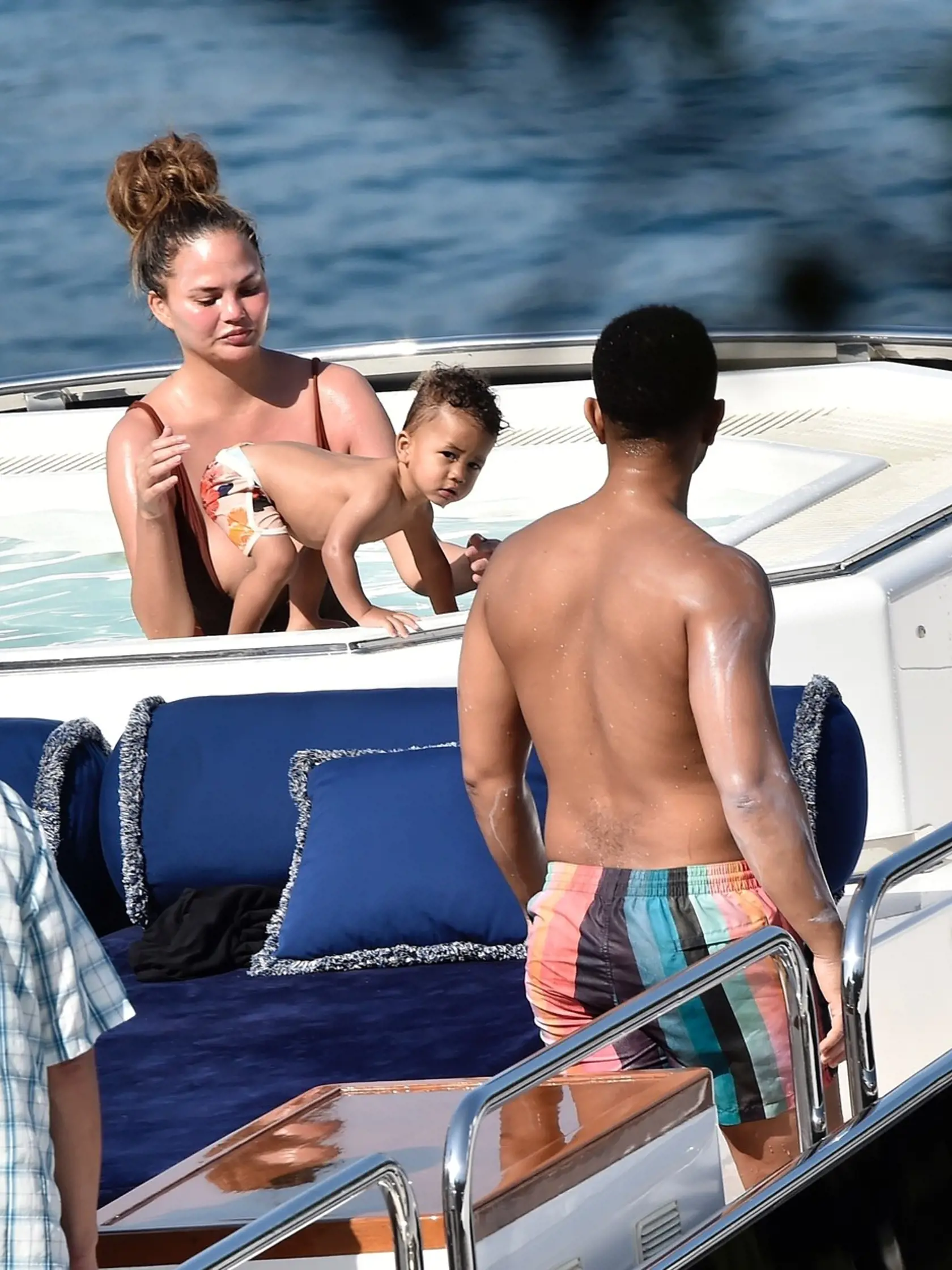 John Legend s manželkou Chrissy Teigen na dovolenke. John je bez trička vážne sexi!