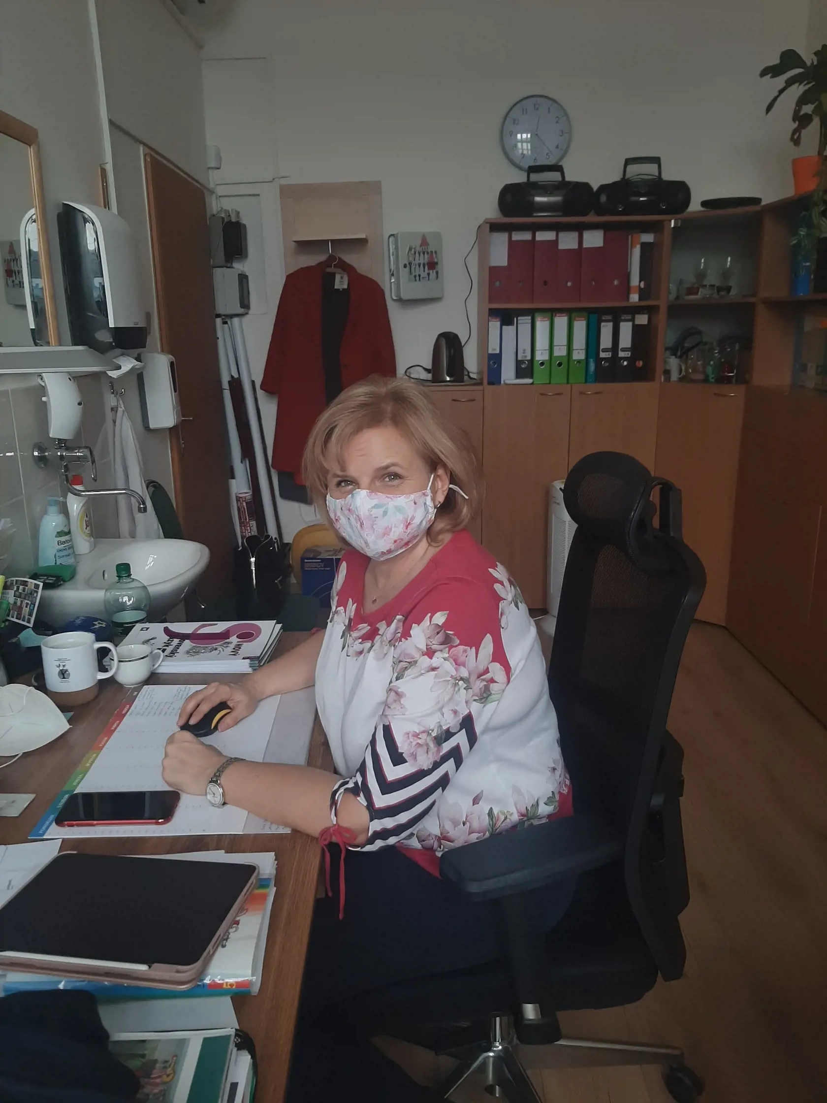 Katarína (50) z Banskej Bystrice: Zaočkovať sa Sputnikom V by som sa určite nedala, kým nie je oficiálne vakcína preverená a schválená. Pri schvaľovaní sa preverujú rôzne aspekty, napr. aj výrobné priestory a všetky komponenty, ktoré sa do vakcíny dostanú. To je to, čo ma zaujíma. Viem, že očkovanie je potrebné, ak sa chceme aspoň trochu vrátiť k normálnemu životu, ale počkala by som na oficiálne stanovisko.