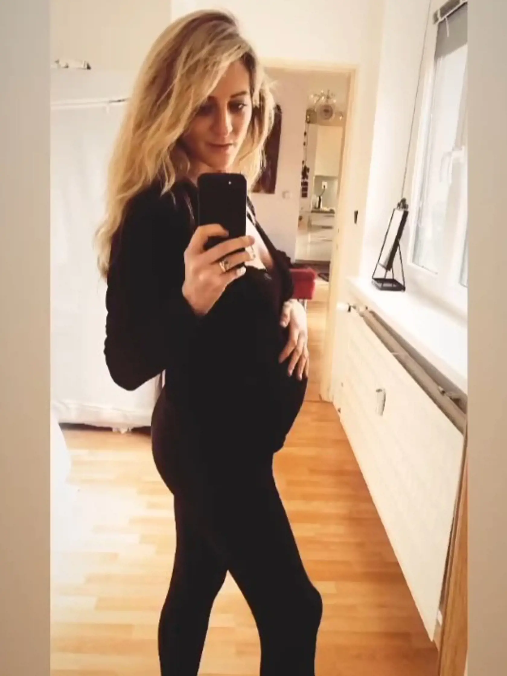 Abbie Puskailer čaká druhé dieťa.