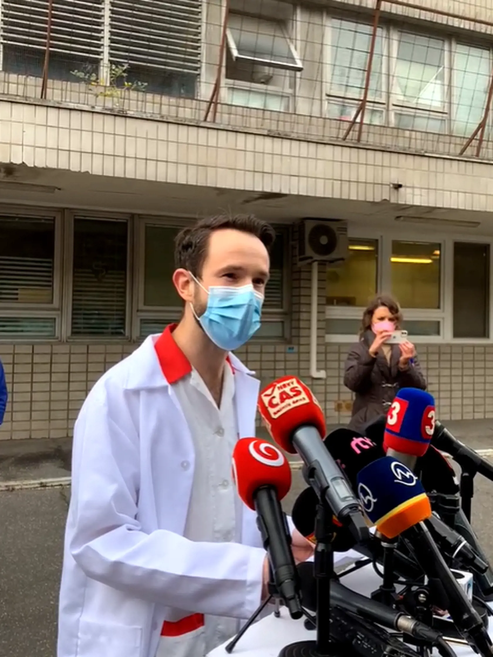 "Lôžka, na ktorých ešte pred pár týždňami ležali pacienti s inými ochoreniami, obsadzujú pacienti s COVID-19. Aj keď sa veľmi snažíme, starostlivosť o pacientov s iným ochorením sa čoraz viac obmedzuje. Pribúdajú oddelenia a nemocnice, ktoré sú nútené odkladať plánované a odkladné zákroky. Je nás málo, pacientov je čoraz viac a my už prestávame vládať," poukázali zdravotníci.