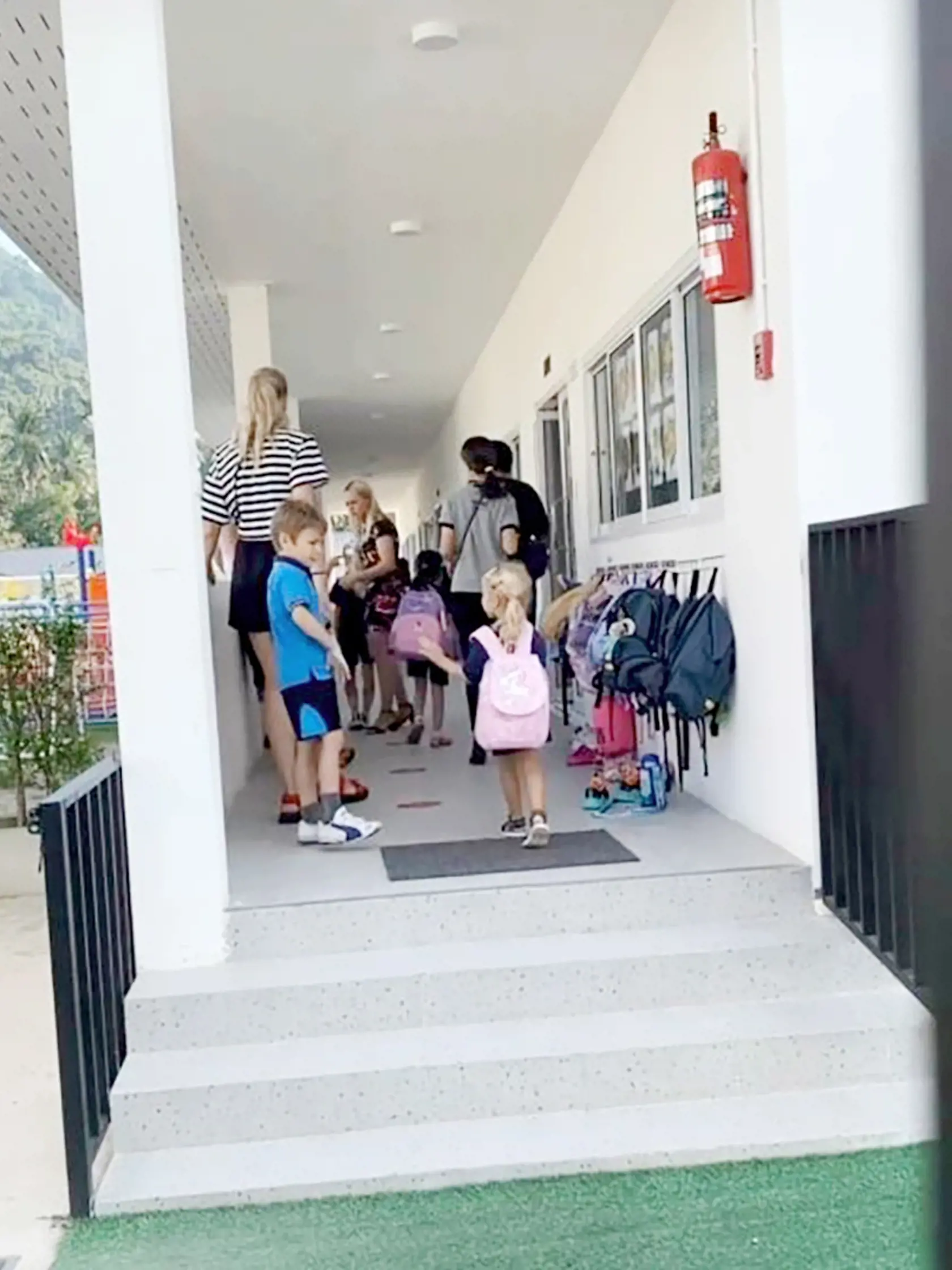 JE Z NEJ PRVÁČKA
Sládečkovej dcéra Lydka navštevuje v Thajsku prvý ročník. Do školy išla skôr, ako musela.