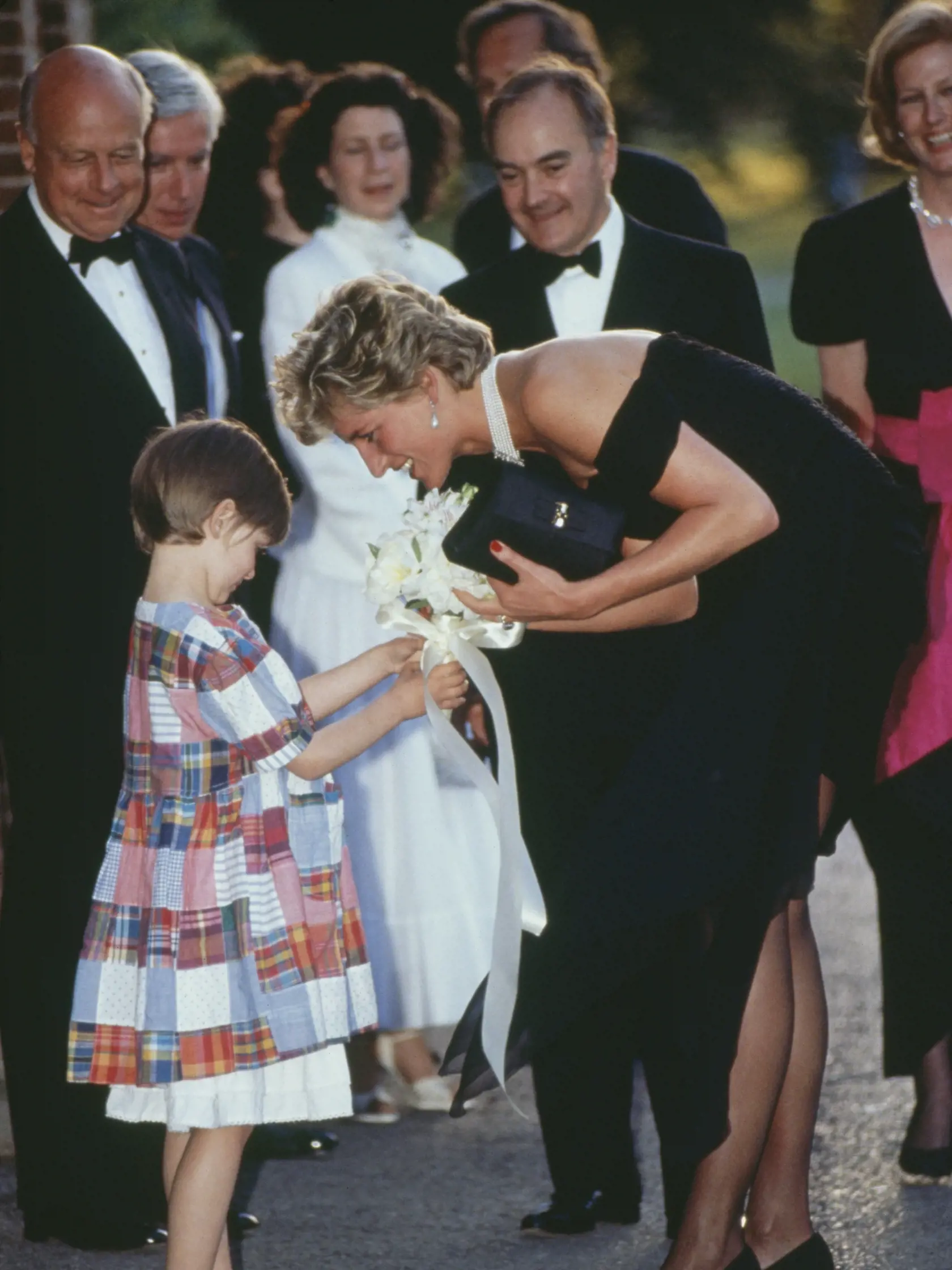 Princezná Diana v "šatách pomsty" v roku 1994.