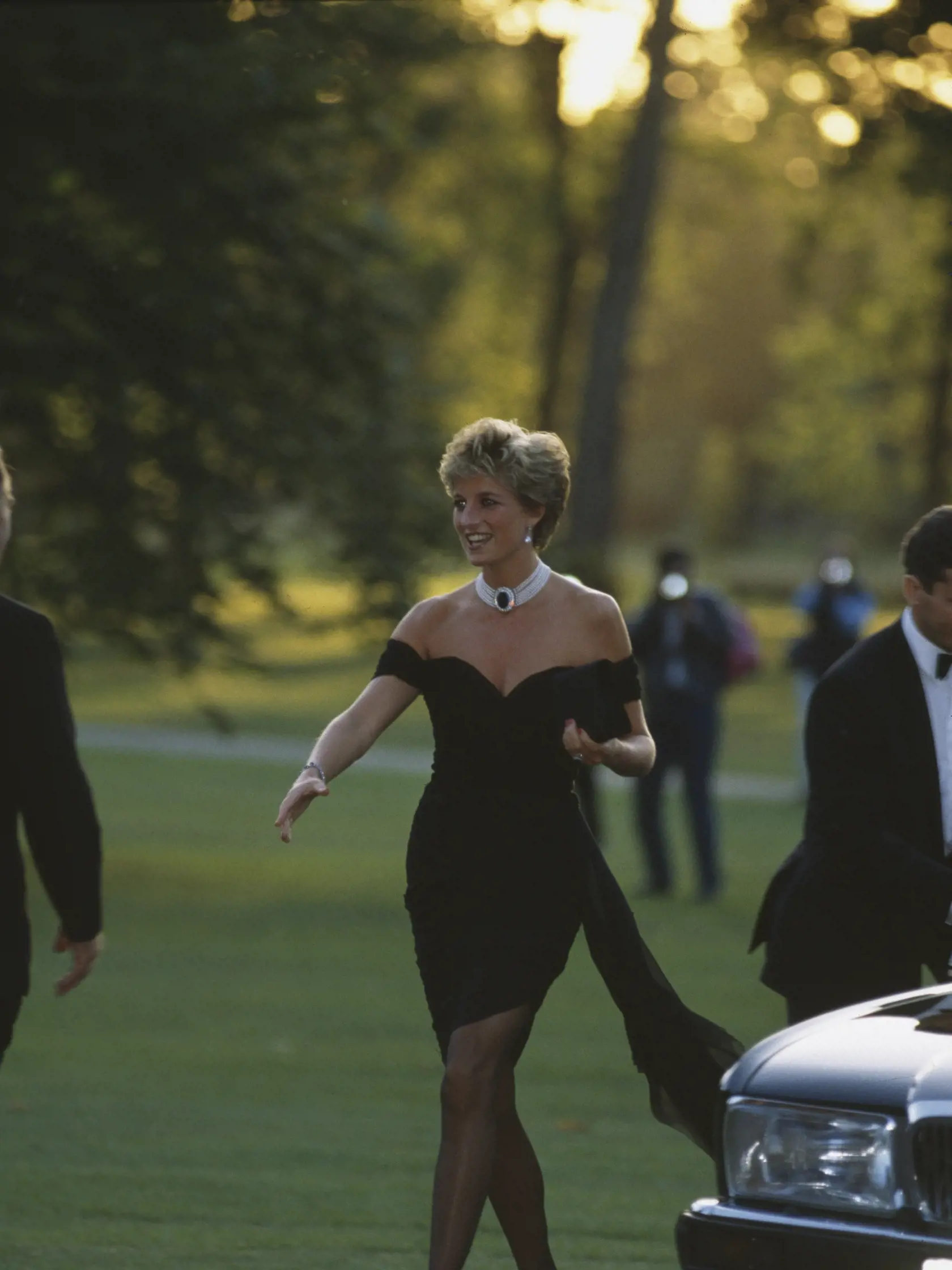 Princezná Diana v "šatách pomsty" v roku 1994.