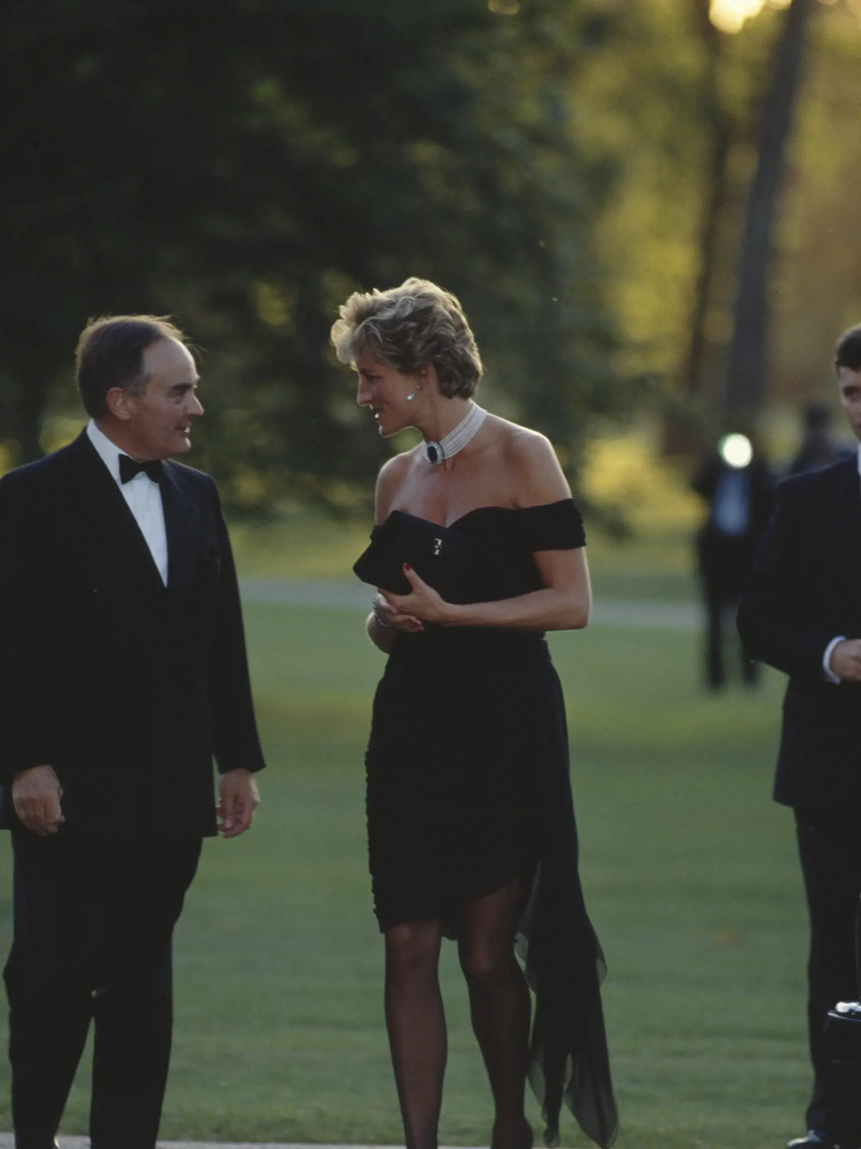 Princezná Diana v "šatách pomsty" v roku 1994.