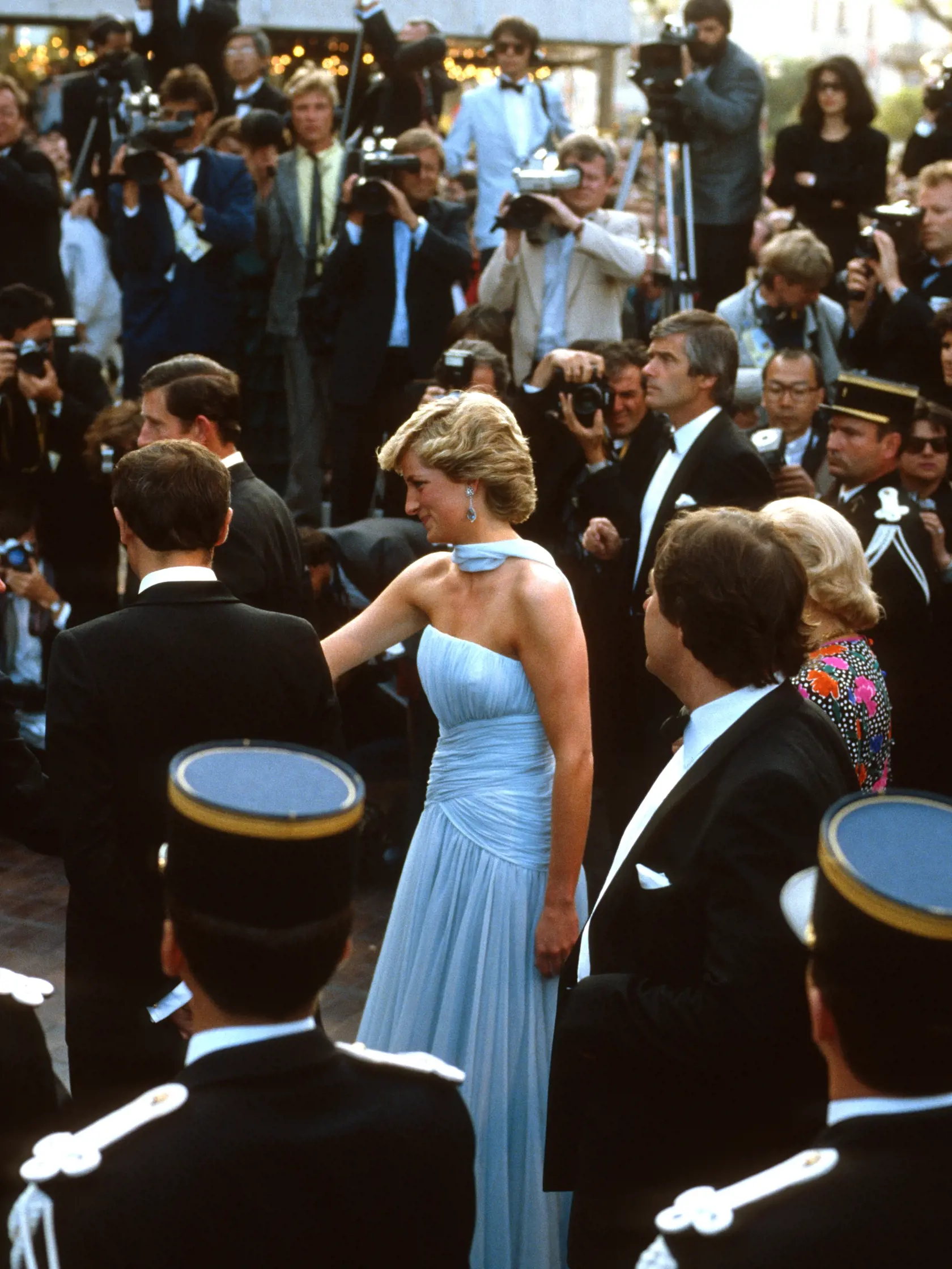 V roku 1987 zavítala do Cannes na filmový festival aj princezná Diana († 36), ktorá by nedávno oslávila svoje 60. narodeniny. Pred tým, než si dala Diana svoje krásne šaty na slávnostnú večeru, pricestovala na festival v bielom sáčku a modrej, vzorovanej sukni, taktiež z kolekcie Catherine Walker.