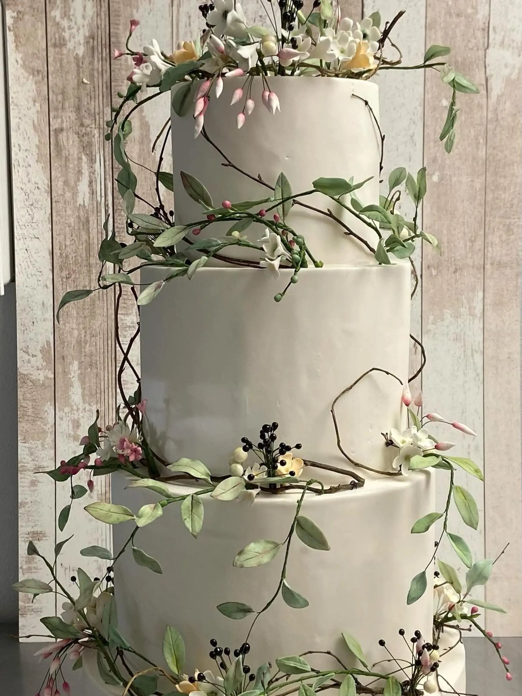 Svadobná torta Jennifer Lopez a Bena Afflecka. Štvor-poschodová s minimalistickým zdobením.