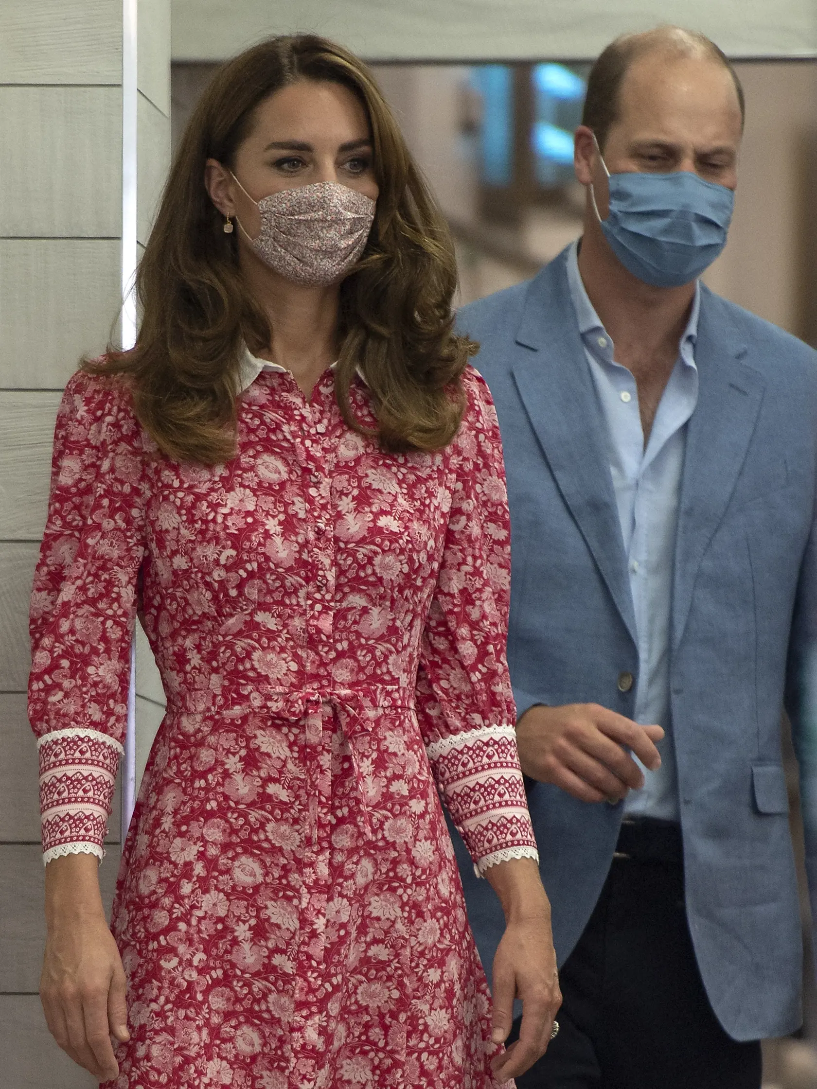 Kate a William minulý mesiac pomáhali aj v jednej z londýnskych pekární, ktoré pre pandémiu zažíva ťažké časy. Obchoidík však napriek tomu ochotne pomáha tamojšej komunite obyvateľov prekonať potravinovú krízu. Manželia z Cambridgea sa rozhodli priložiť ruku k dielu a priamo na mieste napiekli pre Britov chutné žemle.