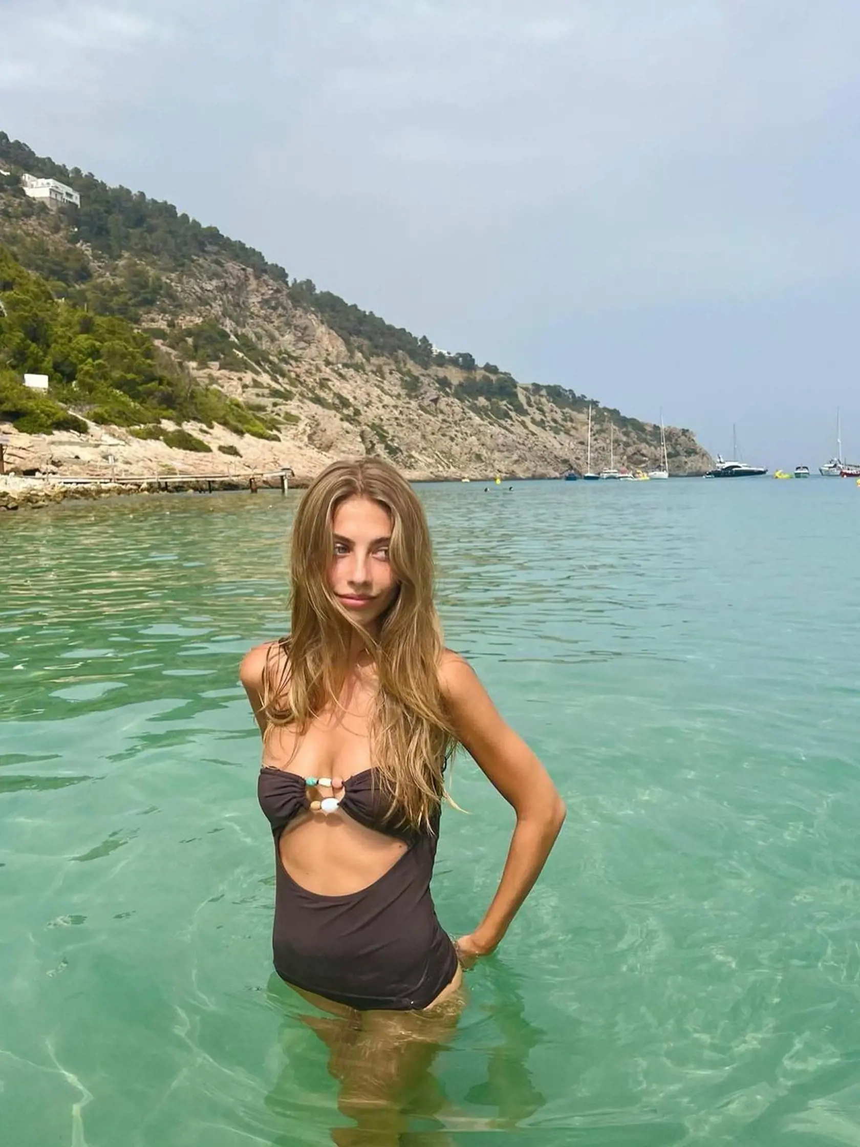 TOTO je najmladšia dcéra Jeana Paula BELMONDA: Fú, horúce foto z pláže, čo by povedal jej otec?