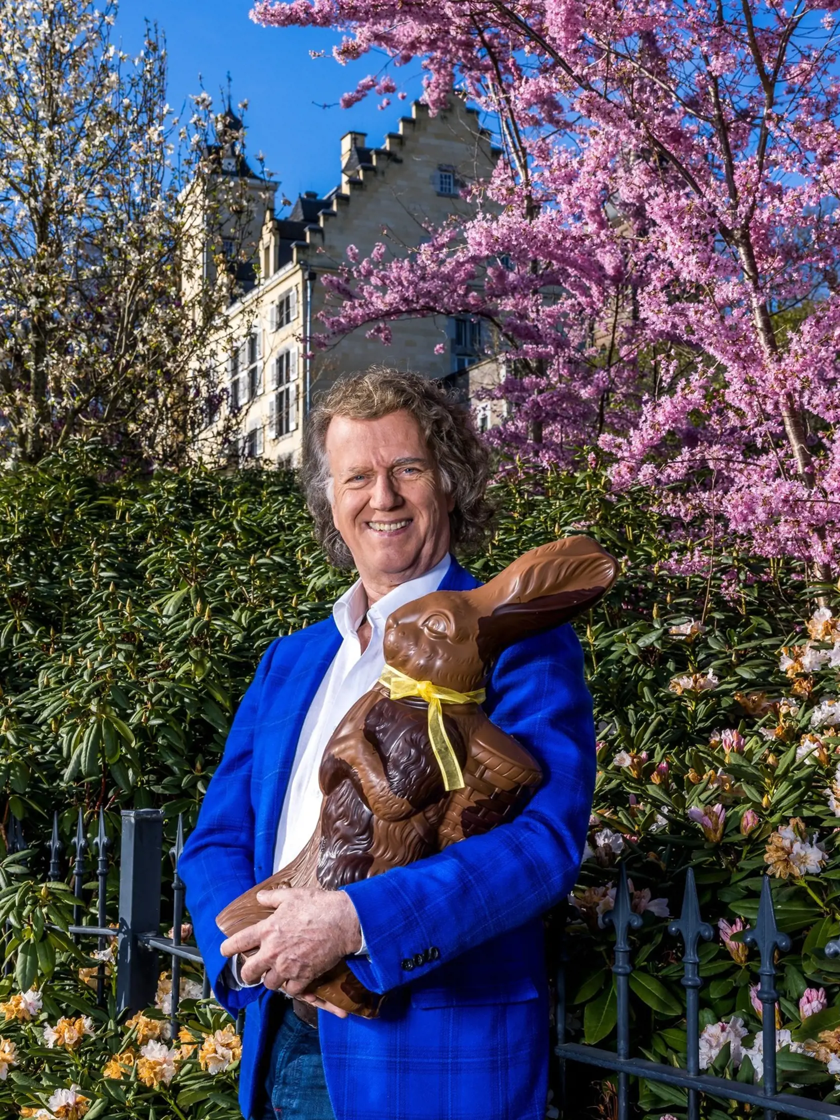 André pred svojim zámočkom rád pózuje.