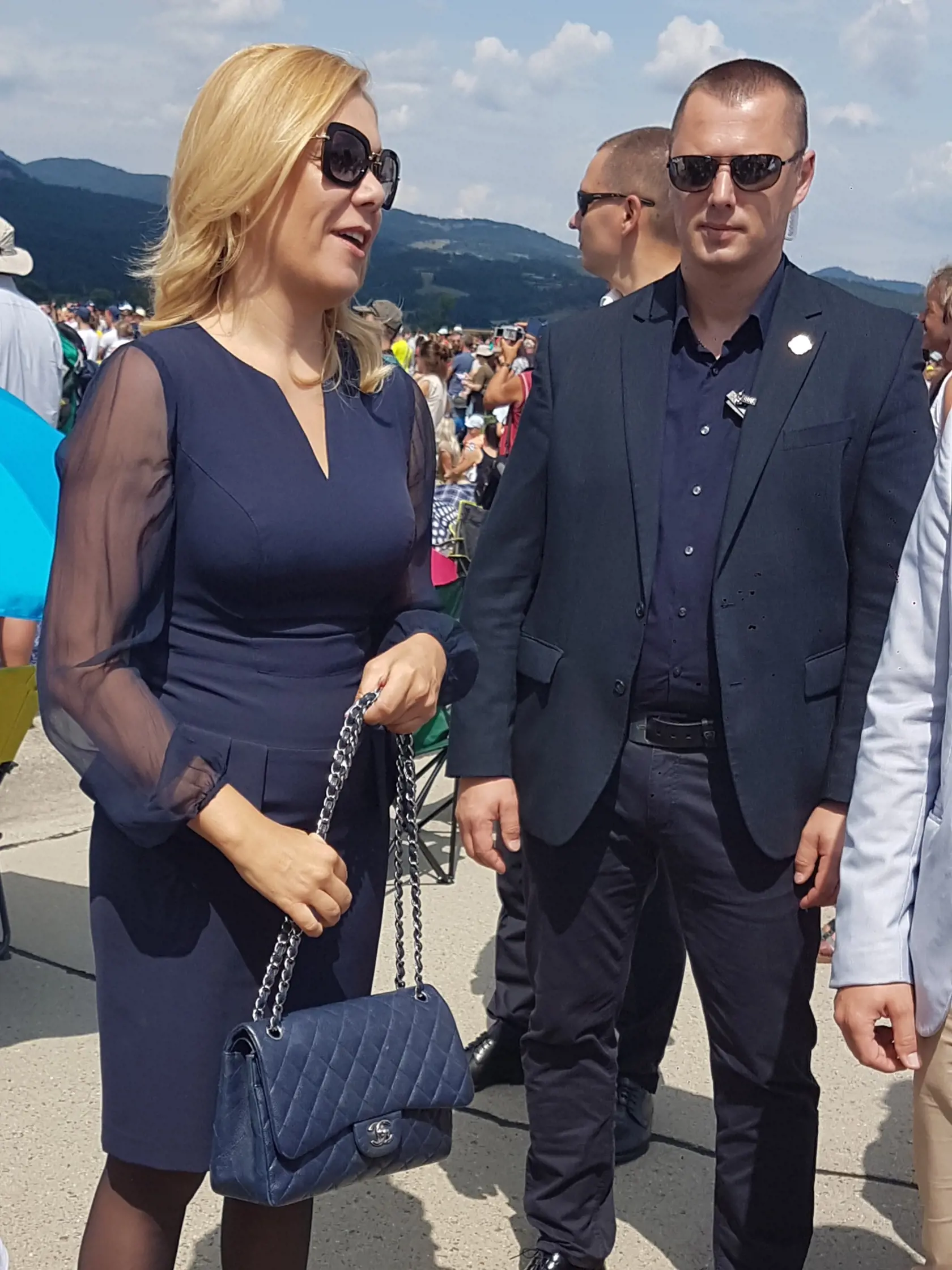 Ministerka Denisa Saková si nenechala ujsť najväčší medzinárodný sviatok letectva v štýlovom oblečení, ktoré pre ňu navrhuje priateľka. Pod dohľadom ochranky komunikovala aj s návštevníkmi akcie, ktorá sa konala na Sliači.