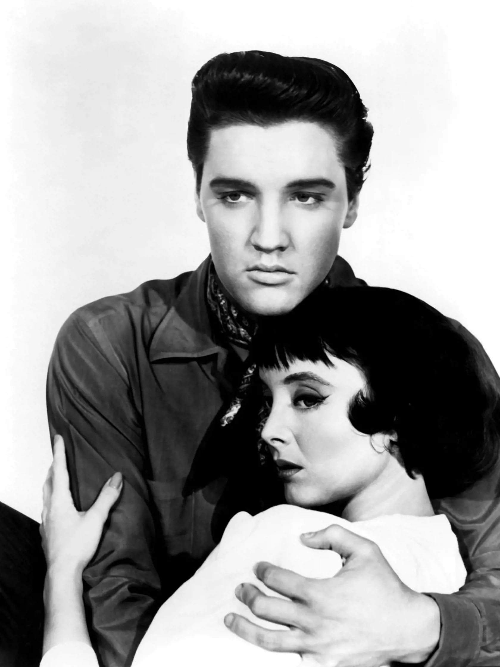 Morticia - Carolyn Jones († 53) - Hollywoodom bola posadnutá už odmala. Okrem Addamsovcov sa preslávila aj romantickým muzikálom King Creole (1958), v ktorom si zahrala po boku Elvisa Presleyho. Celkovo bola vydatá štyrikrát, deti však nikdy nemala. V roku 1981, počas nakrúcania telenovely "Capitol", jej diagnostikovali rakovinu hrubého čreva. Na ďalší rok sa po päťročnom randení vydala, pričom chýbajúce vlasy z chemoterapie zakrývala čepcom. Zomrela v auguste roku 1983.