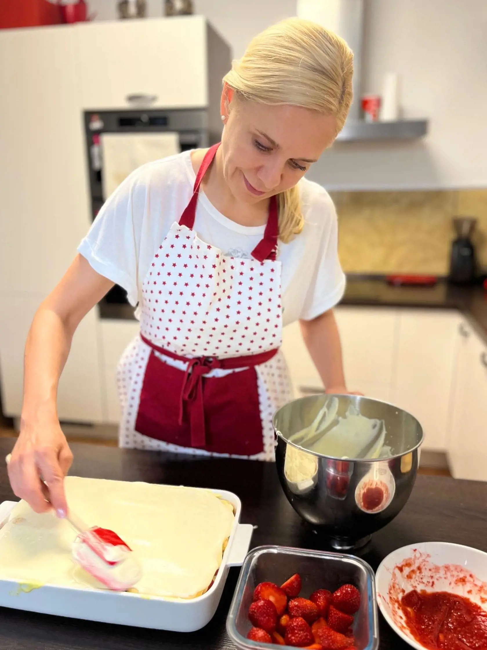 Cez víkend Saková prekvapila snímkami z kuchyne. Svojej rodine pripravila sladkú dobrotu - jahodové tiramisu.