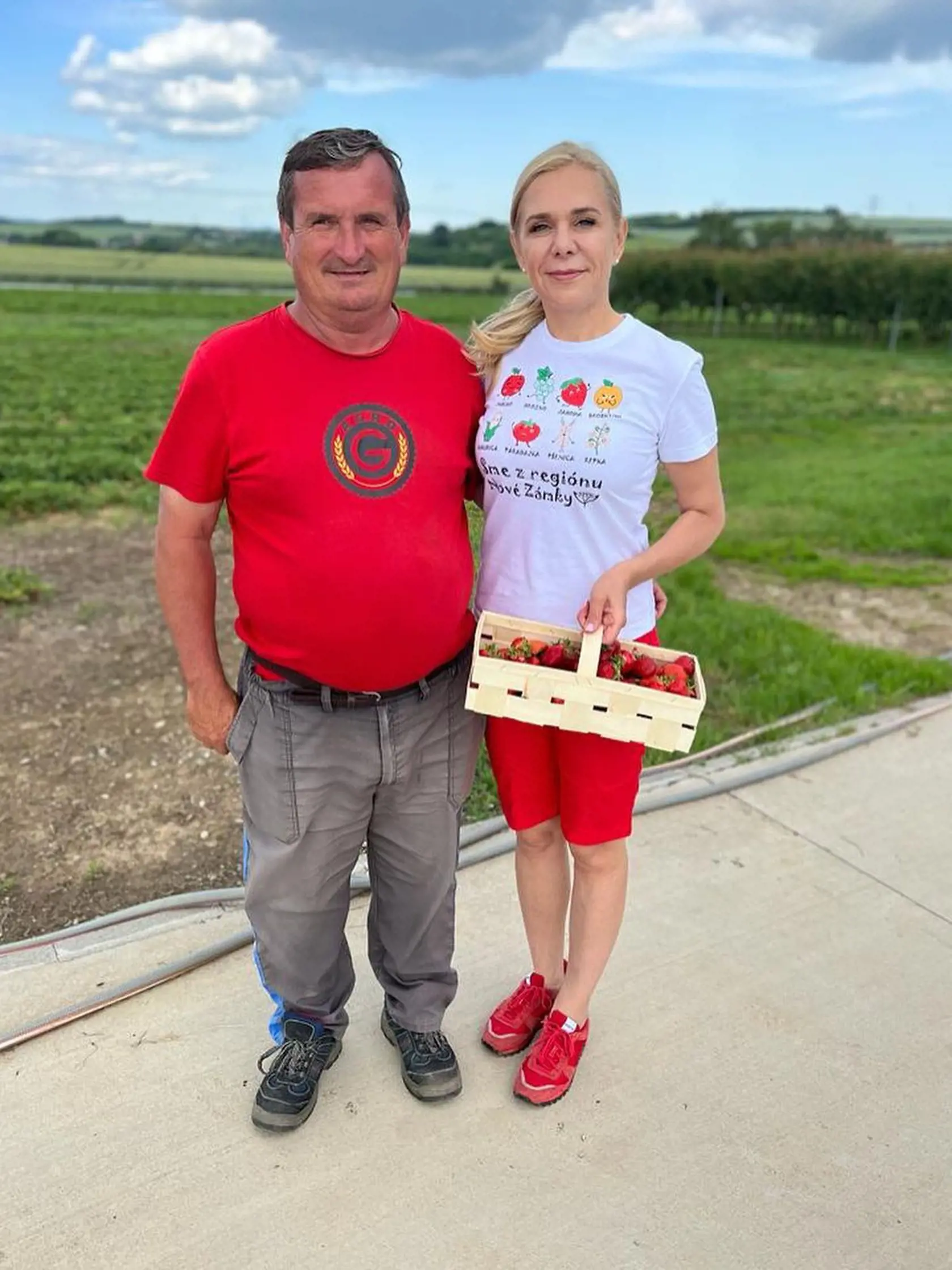 Sezóna varenia džemov a lekvárov je v plnom prúde! Svoje o tom vie aj exministerka vnútra Saková, ktorá sa každý rok tradične zúčastňuje zberu jahôd ako aj prípravy fantastických jahodových dobrôt.