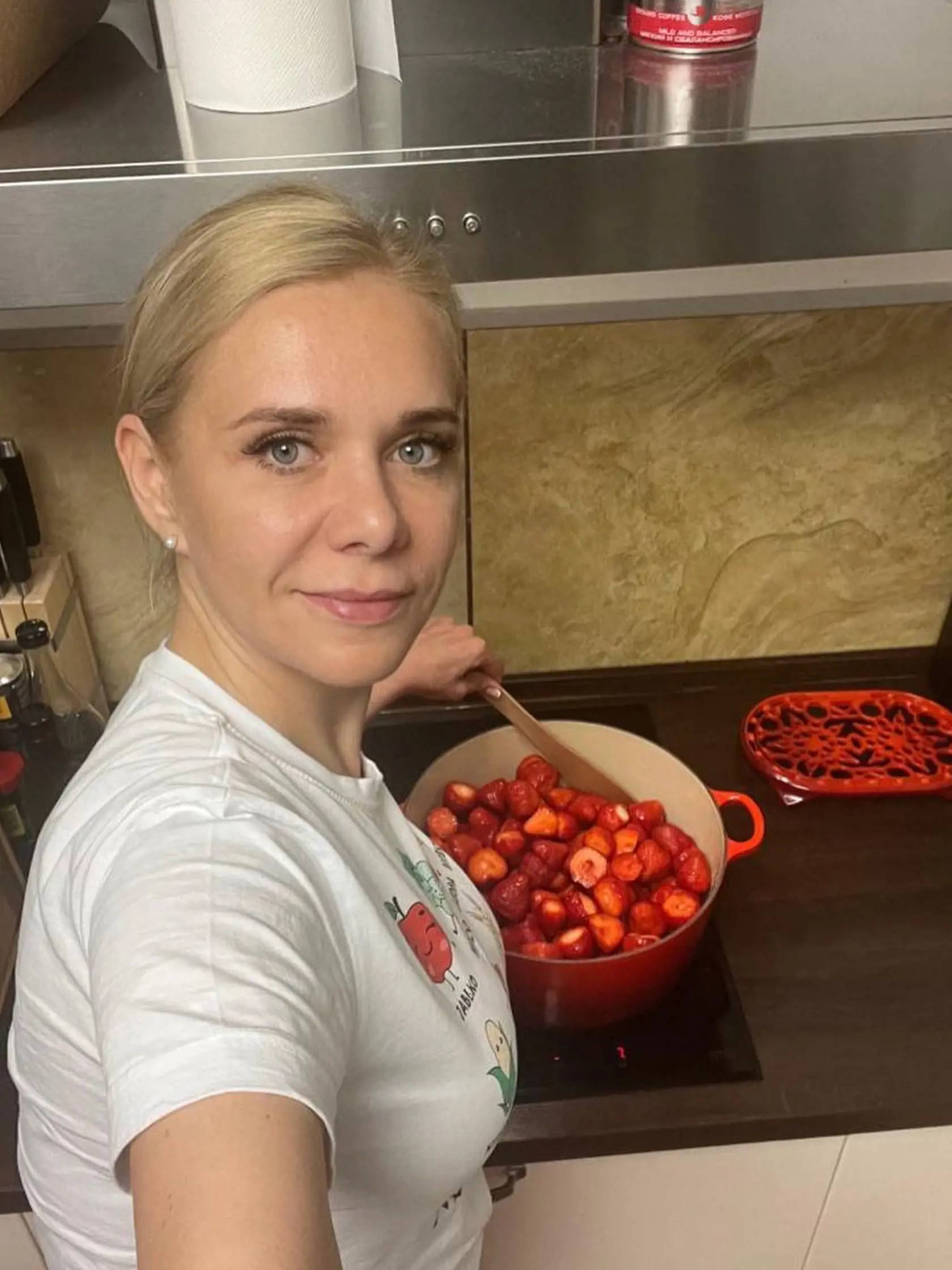 . "Keď som ako malé dievča trávila leto pri svojich babinách, pomáhala im v záhrade a pri zaváraní a miešaní čerstvého džemu, netušila som, že raz v tom nájdem relax popri politike. V tichosti som vtedy závidela chlapcom v mojom veku, ktorí lietali na bicykloch po celom chotári. Dospievaním som zistila, že nám dievčatám naše babiny a maminy odovzdávali každé leto tú pomyselnú štafetu starostlivosti o rodinu," zdôverila sa Saková na sociálnej sieti.