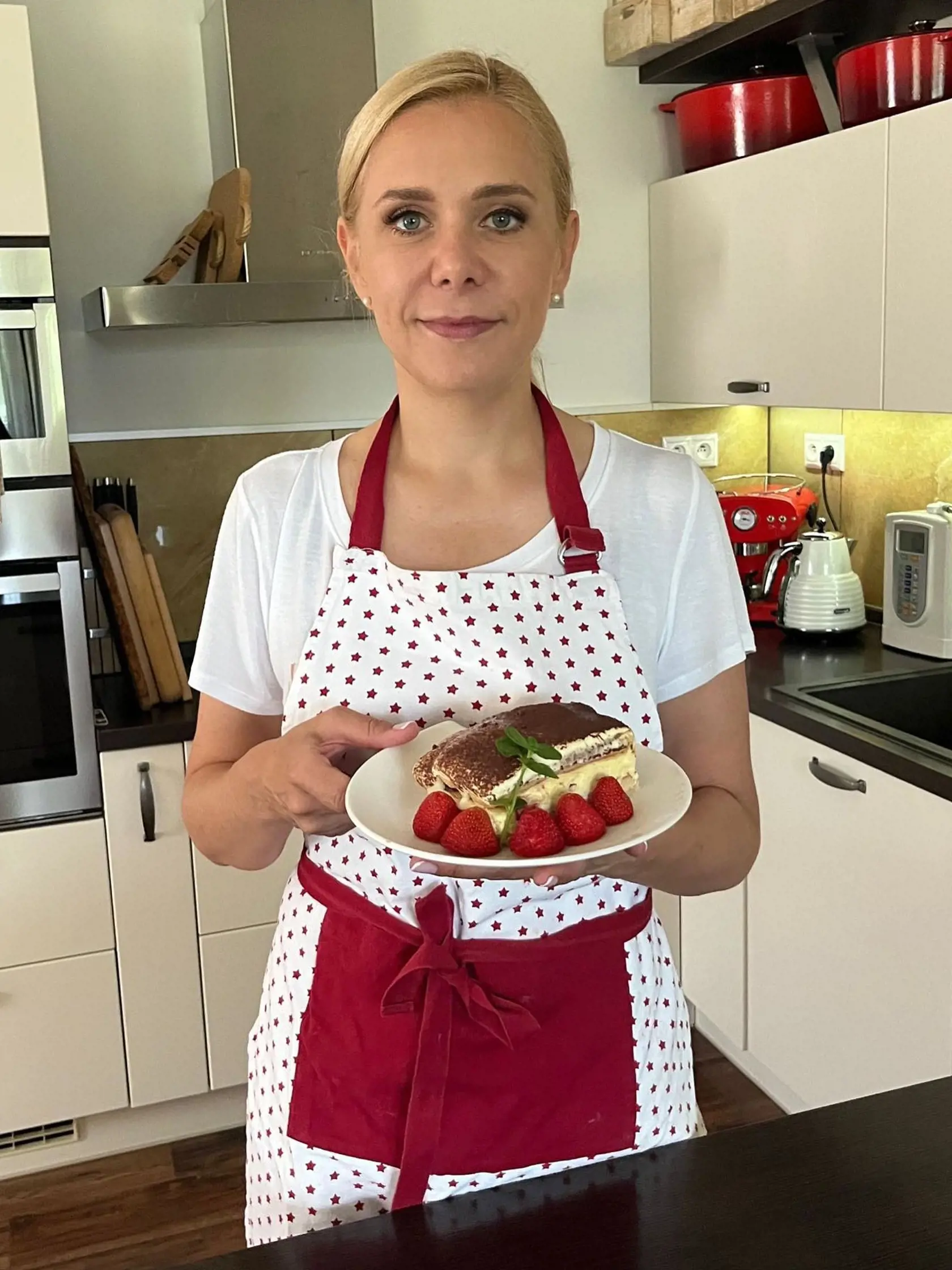 Exministerka vnútra a podpredsedníčka strany Hlas-SD Denisa Saková (47) ukázala, aká je obratná v kuchyni! Keďže jahodová sezóna je v plnom prúde, politička pripravila známy dezert, ktorý ulahodí všetkým milovníkom týchto sladkých plodov!