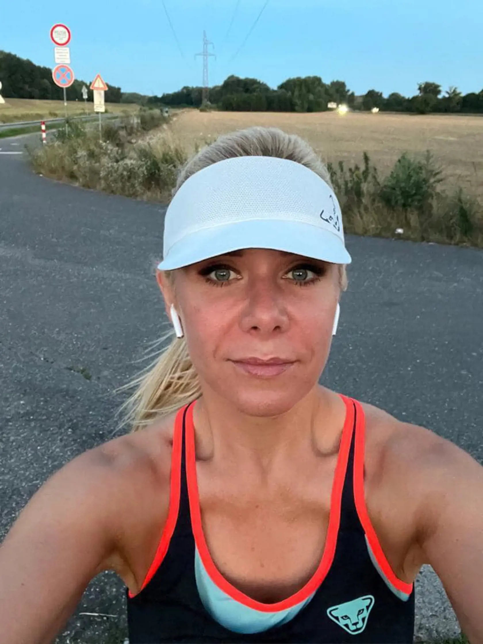 "Pred štvordňovým Pelletonom v TT kraji som si dopriala trocha behu v prírode.🏃‍♀️
Niekedy treba spomaliť a myslieť aj na seba a svoje zdravie. Priatelia, prajem pekný večer.🍀," napísala Saková.