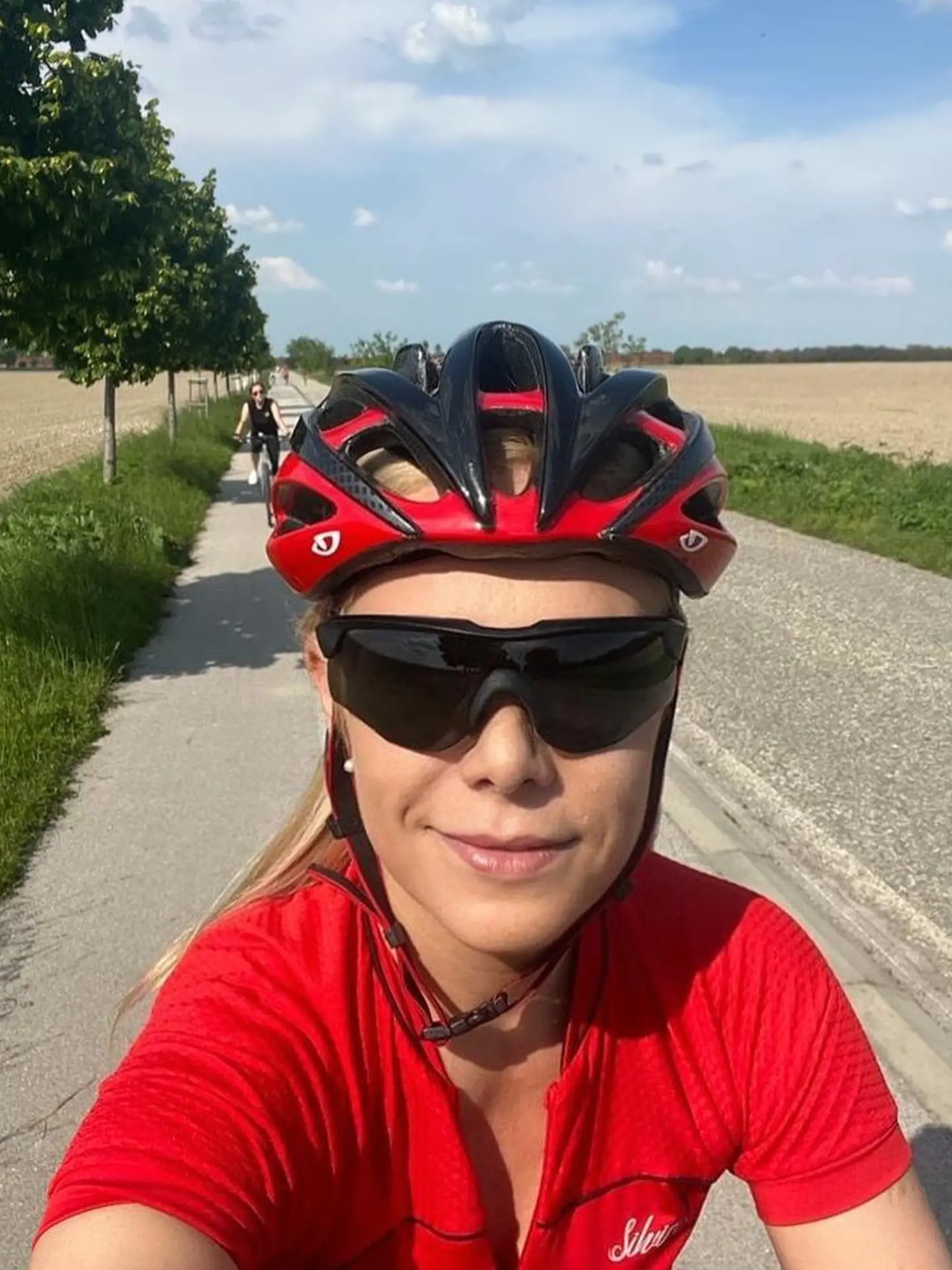O Sakovej je známe, že sa vo voľnom čase rada odreaguje od stresu a pracovných povinností práve športom. Najčastejšie je to bicyklovanie, ktorému sa exministerka pravidelne venuje a zo svojich cyklotúr rada zverejňuje aj fotografie.