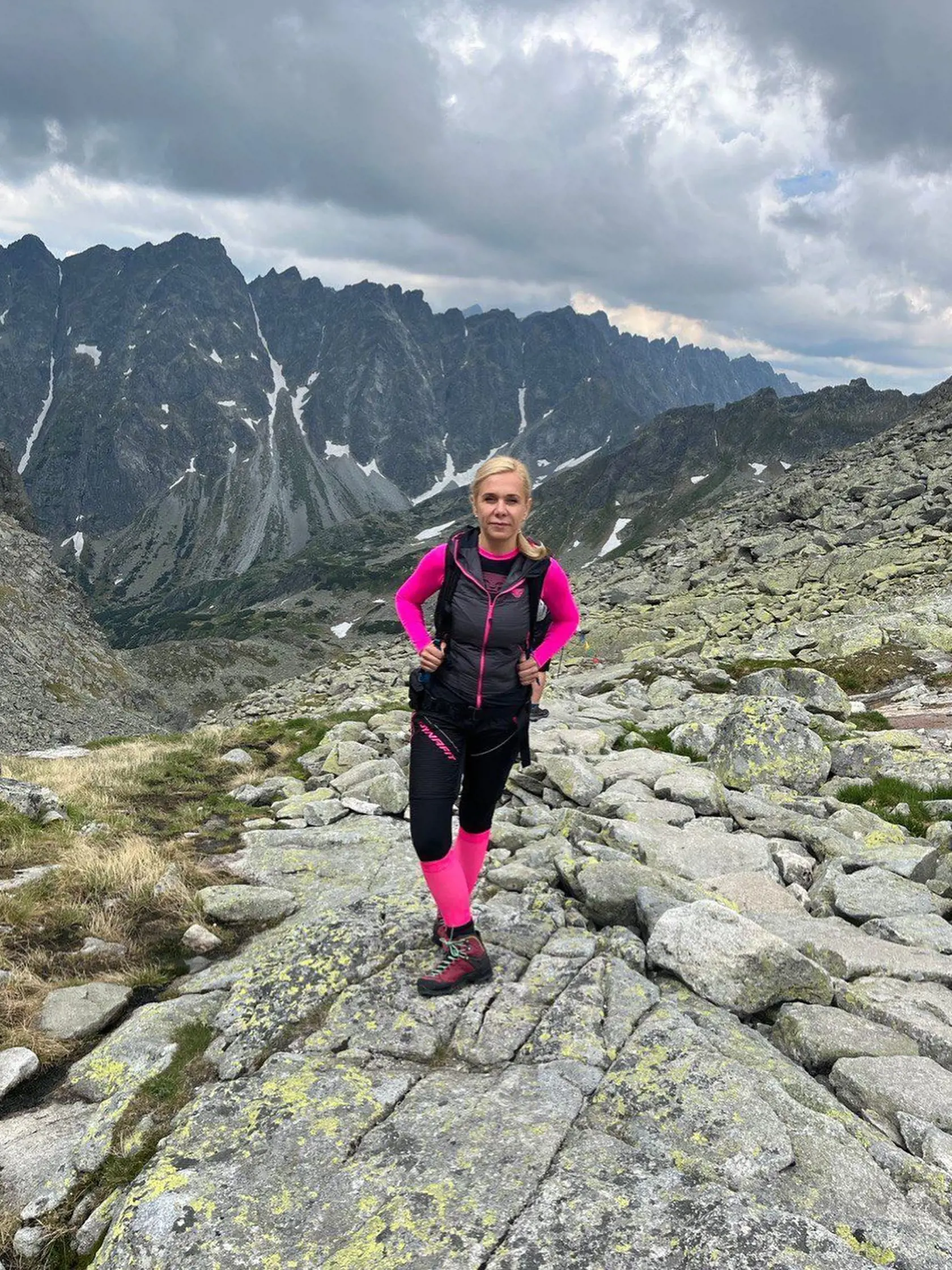 O Sakovej je známe, že sa vo voľnom čase rada odreaguje od stresu a pracovných povinností práve športom. Obľubuje aj turistiku na horách...