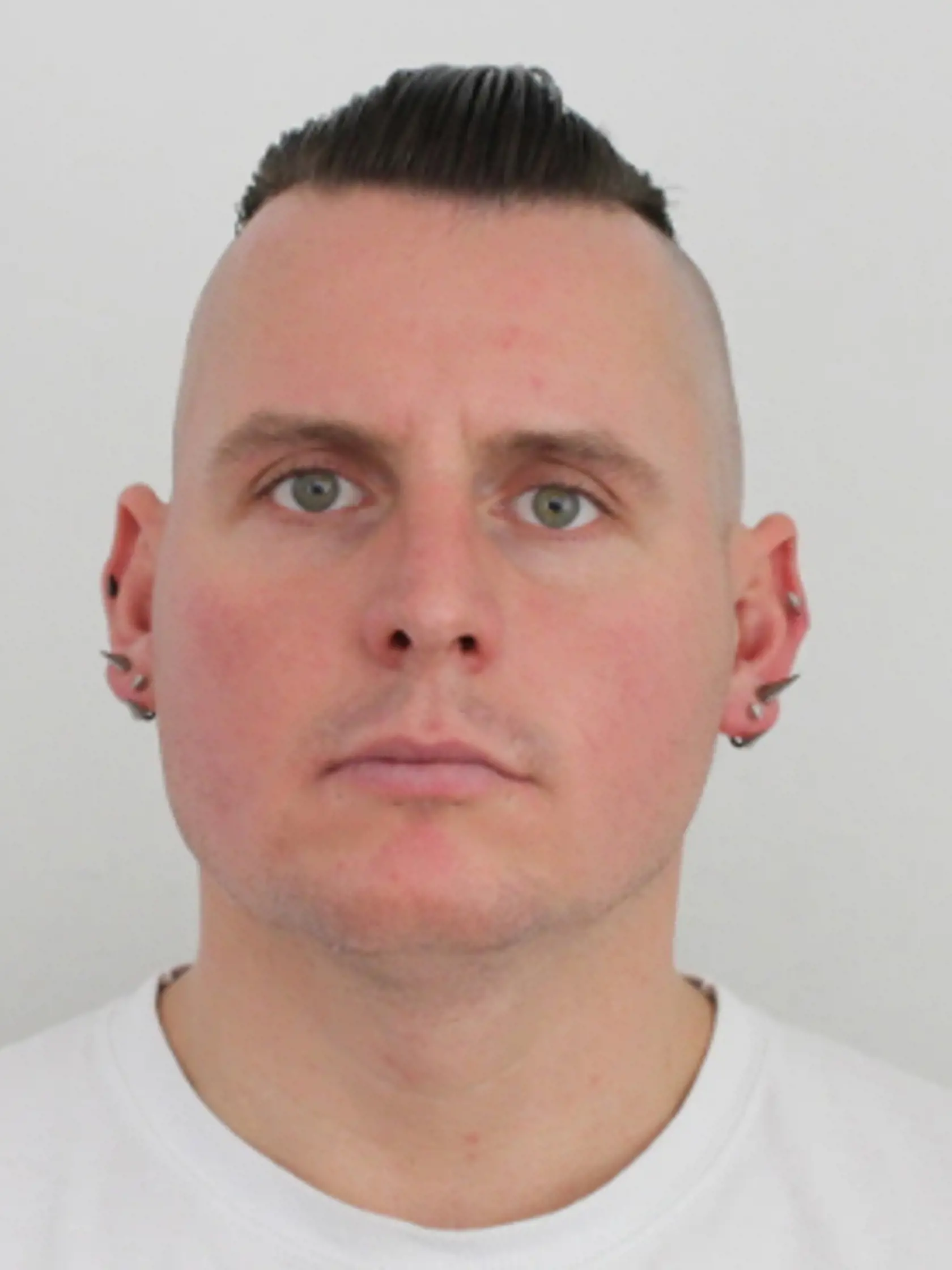 Okresné riaditeľstvo Policajného zboru v Martine vyhlásilo pátranie po Danielovi Bombicovi (na snímke), narodenom 17. októbra 1981. Má sa vyhýbať trestnému konaniu. Polícia o tom informuje na sociálnej sieti. "Na obvineného Daniela Bombica bol sudcom pre prípravné konanie Špecializovaného trestného súdu vydaný príkaz na zatknutie, keďže sa nepodarilo inak zabezpečiť jeho prítomnosť na úkonoch trestného konania," uviedla polícia s tým, že viac informácií nemôže uviesť. Martin, 28. júla 2022. FOTO