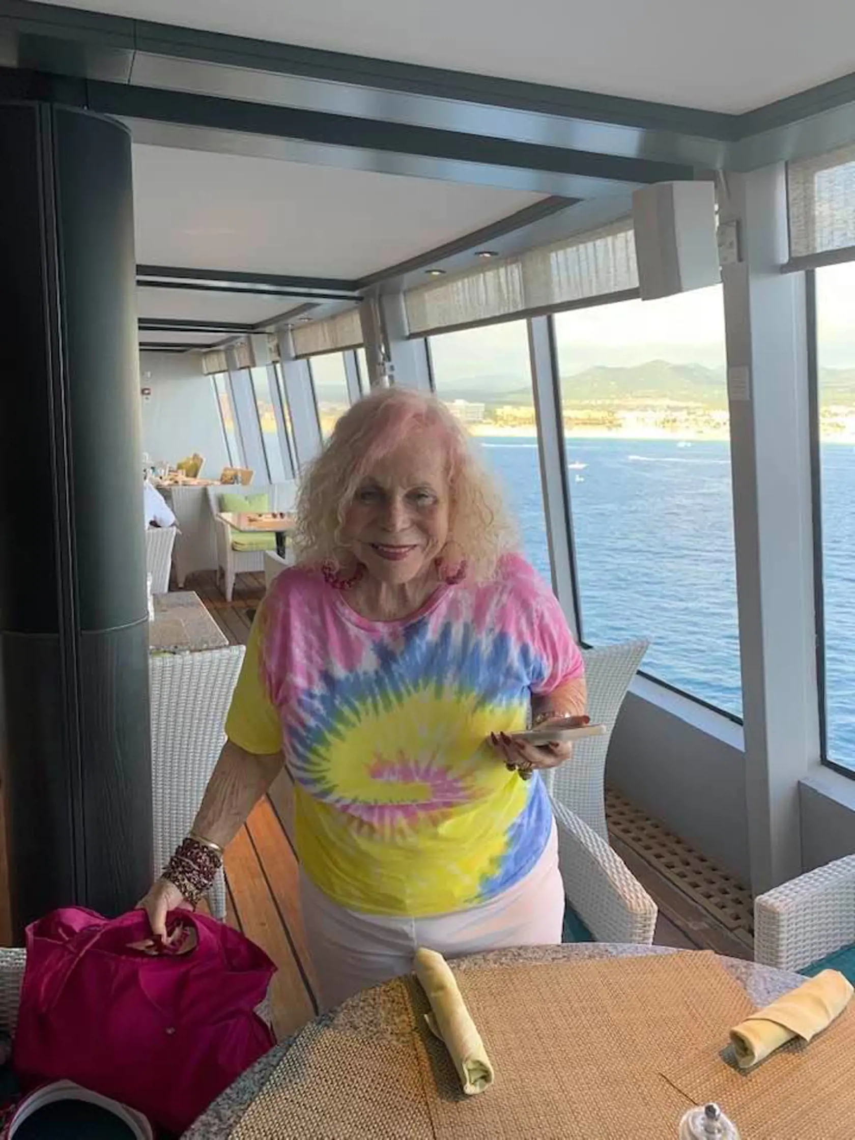 Yvonne Kálmán miluje napriek svojmu veku okázalosť a od okolia vyžaduje, aby sa k nej správalo ako k dáme.