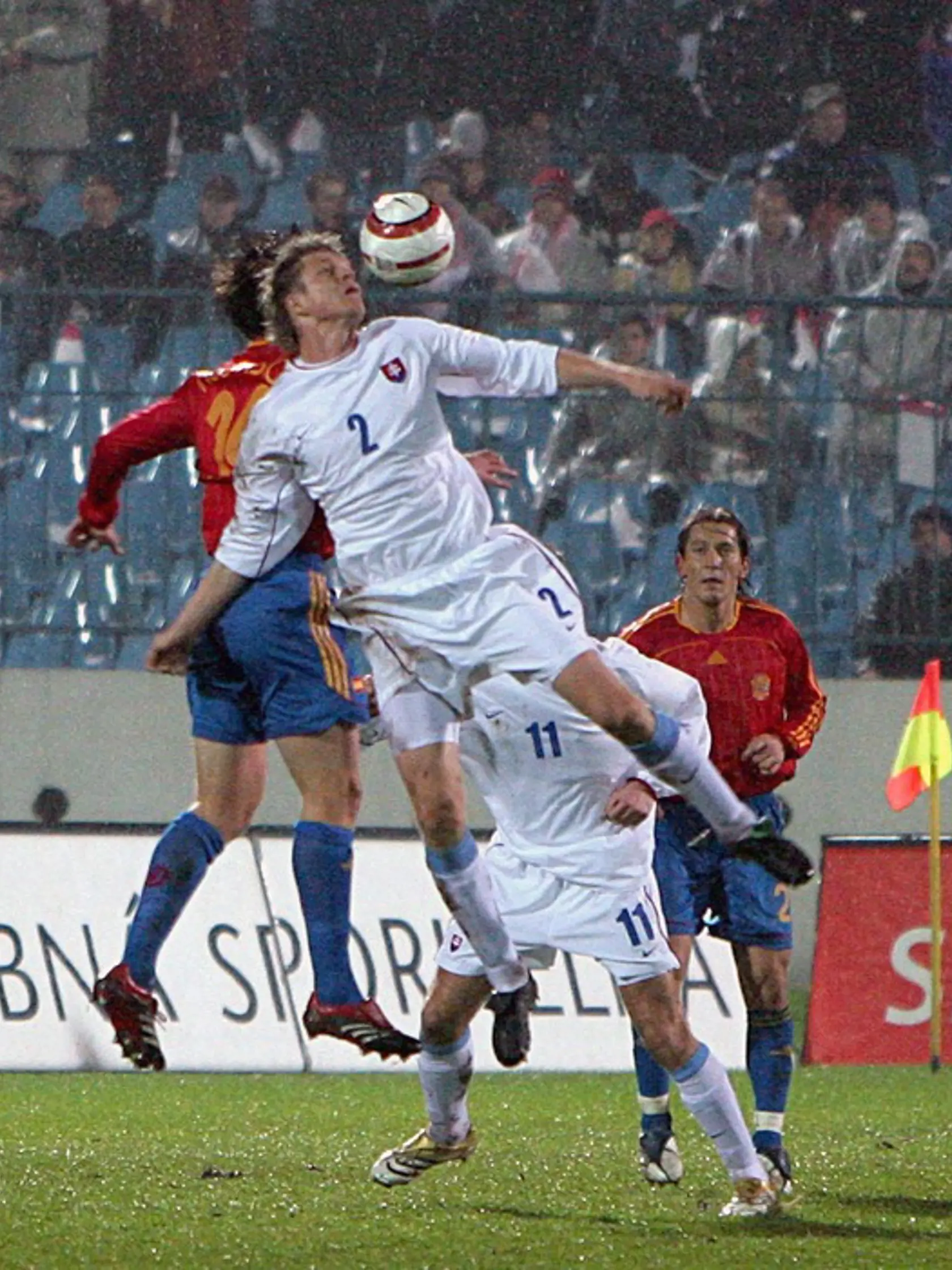 z¾ava: David Villa (Španielsko), Vratislav Greško, Róbert Vitek (obaja Slovensko) a Michel Salgado (Španielsko) v súboji o loptu poèas barážového stretnutia o postup na majstrovstvá sveta v Nemecku medzi Slovenskom a Španielskom, 16. novembra v Bratislave.  foto: SITA/Tomáš Benedikoviè