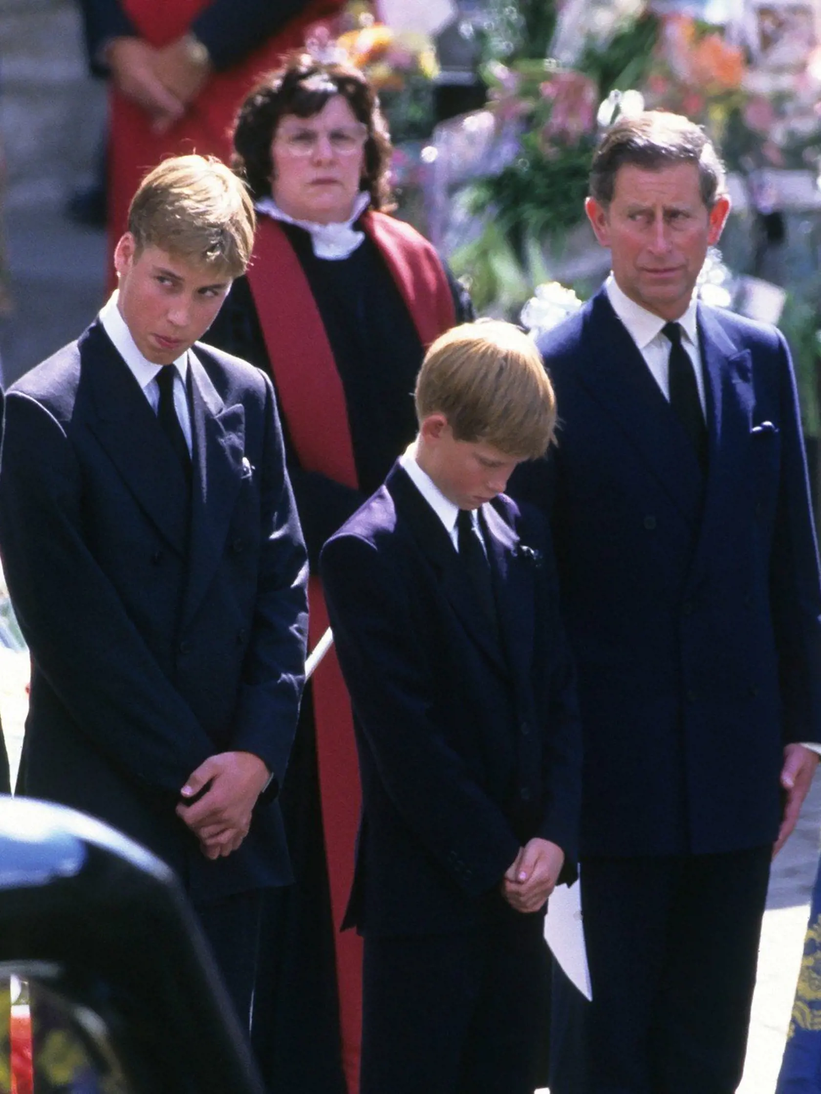 William, Harry a Charles na pohrebe princeznej Diany v roku 1997.