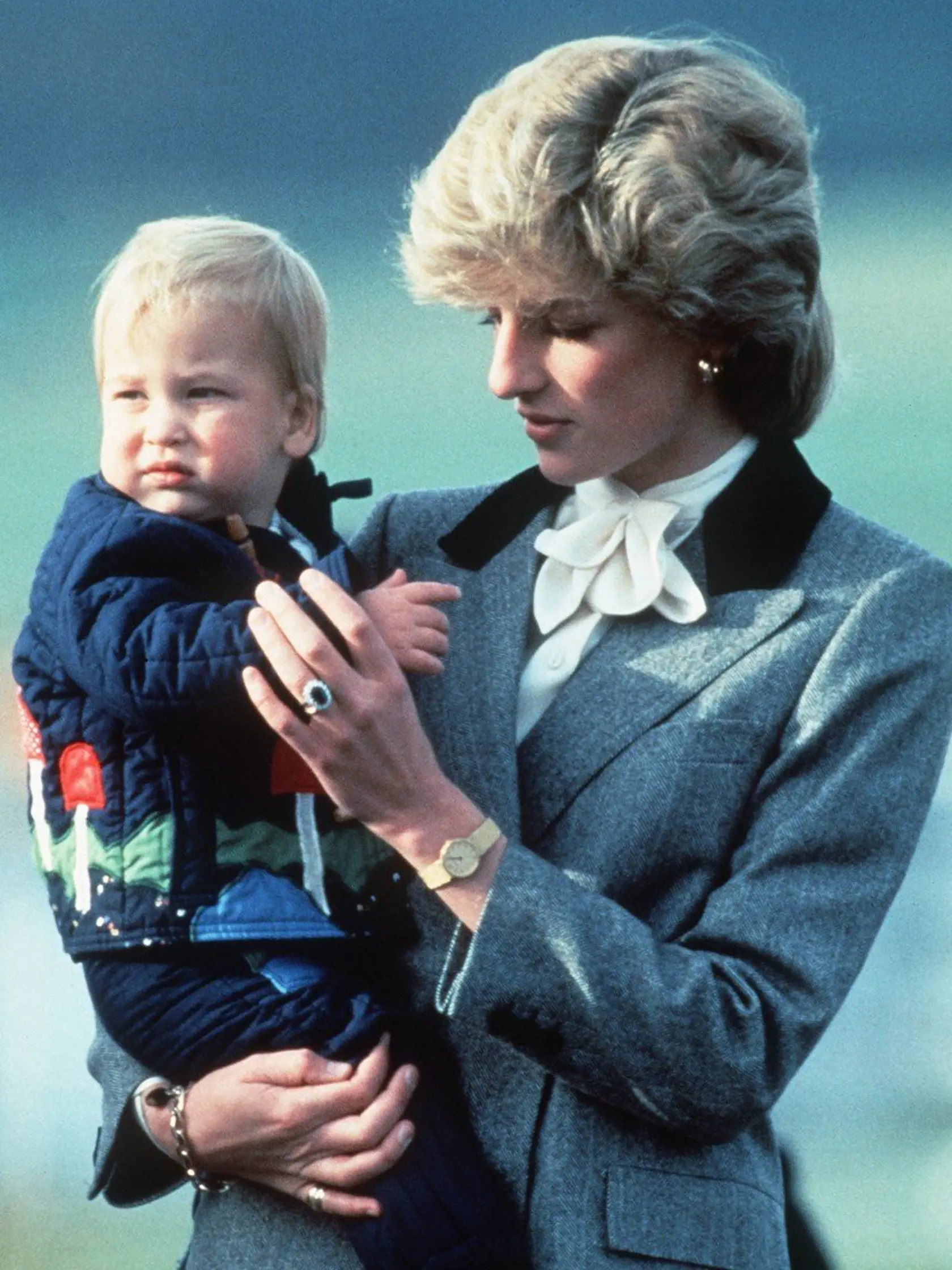 S malým Williamom na letisku v Aberdeene v roku 1983. Princezná Diana odmalička brávala deti so sebou aj na oficiálne cesty. Robia to aj William a Kate.
