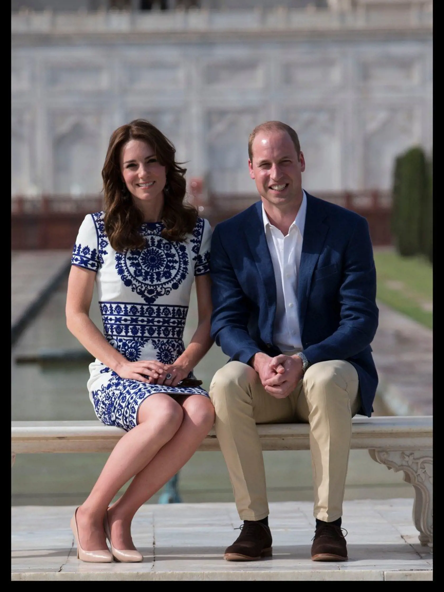 Rok 2016. Kate a William od začiatku pôsobili ako harmonický pár, ktorý je stvorený na to, aby raz prevzal panovnícke povinnosti. Na pamiatku princeznej Diany, ktorá sa nechala vyfotografovať pred palácom lásky Tádž Mahál v Indii, si nechali urobiť podobnú snímku.
