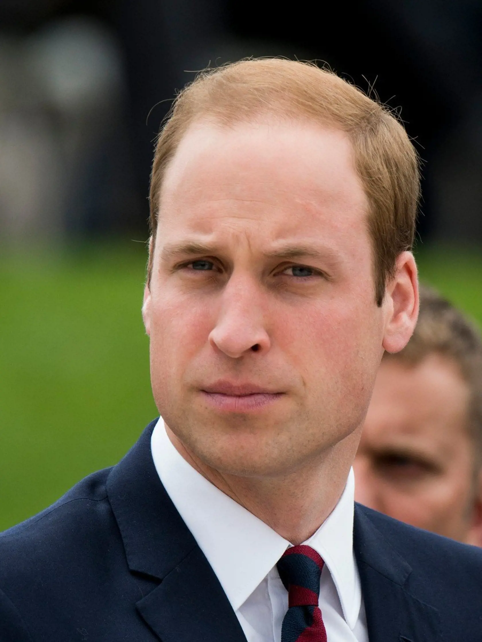 Princ William je druhý v následníctve na britský trón. Prvý je jeho otec Charles.