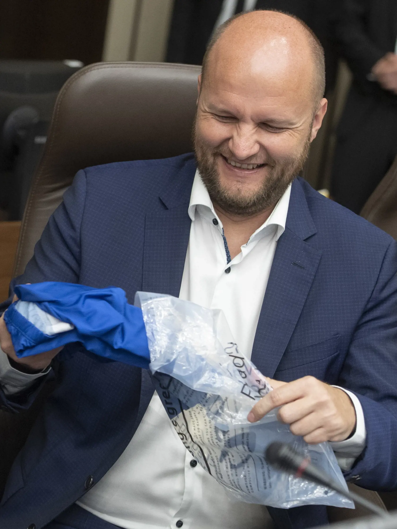 „Čo hovorím na tohto človeka, ktorého opustila priateľka preto - a hovorí to celá Bratislava - že nosil domov taký keš, že ho nevedel ani vlastnej priateľke vysvetliť? Tento človek ma bude hodnotiť? Vidím, že je pekne opálený, zjavne si užíva leto, možno mu trošku viac zasvietilo na hlavu,“ podpichoval minister obrany
