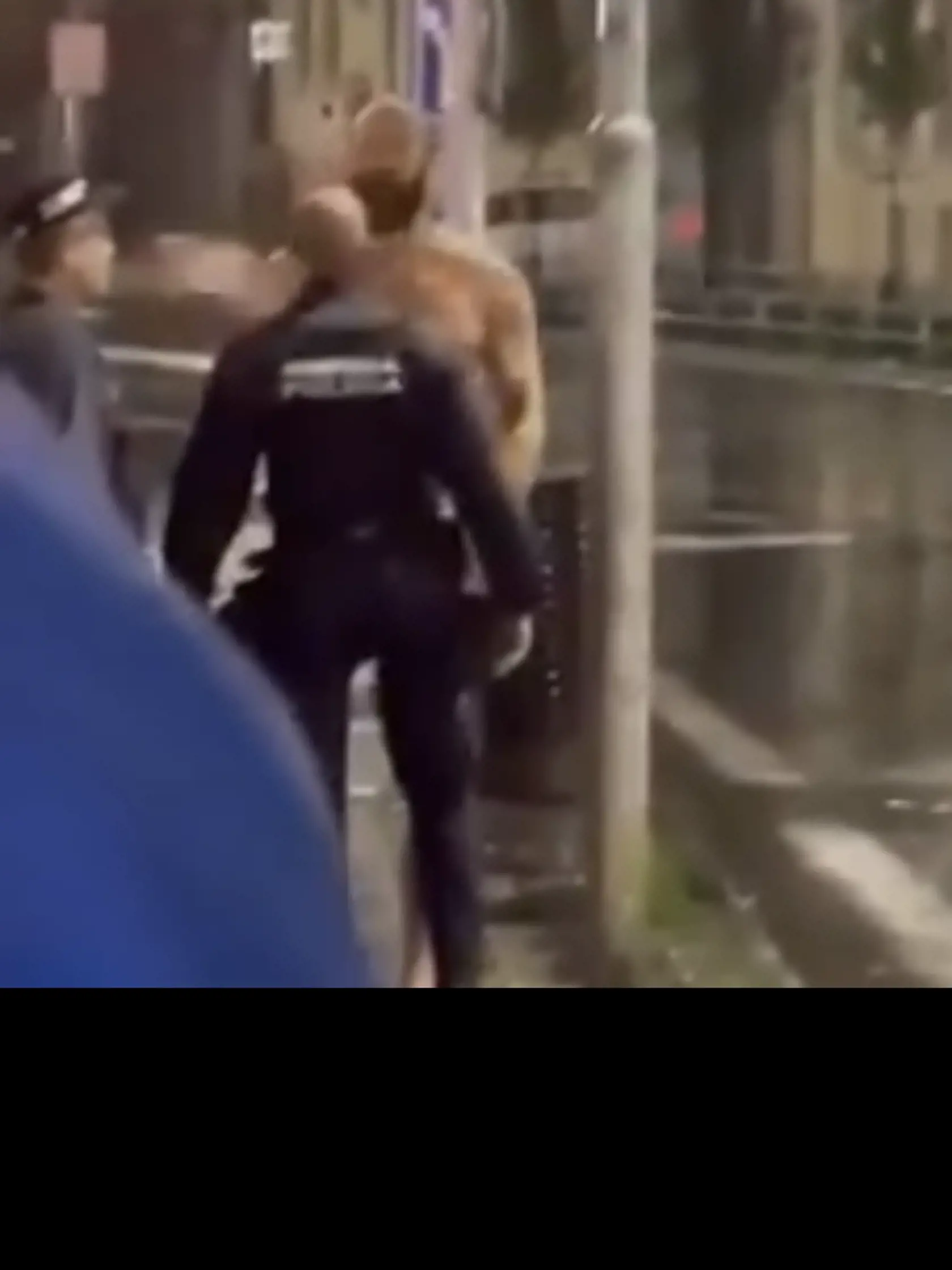 Okoloidúcich pohľad na muža v Adamovom rúchu pobavil.