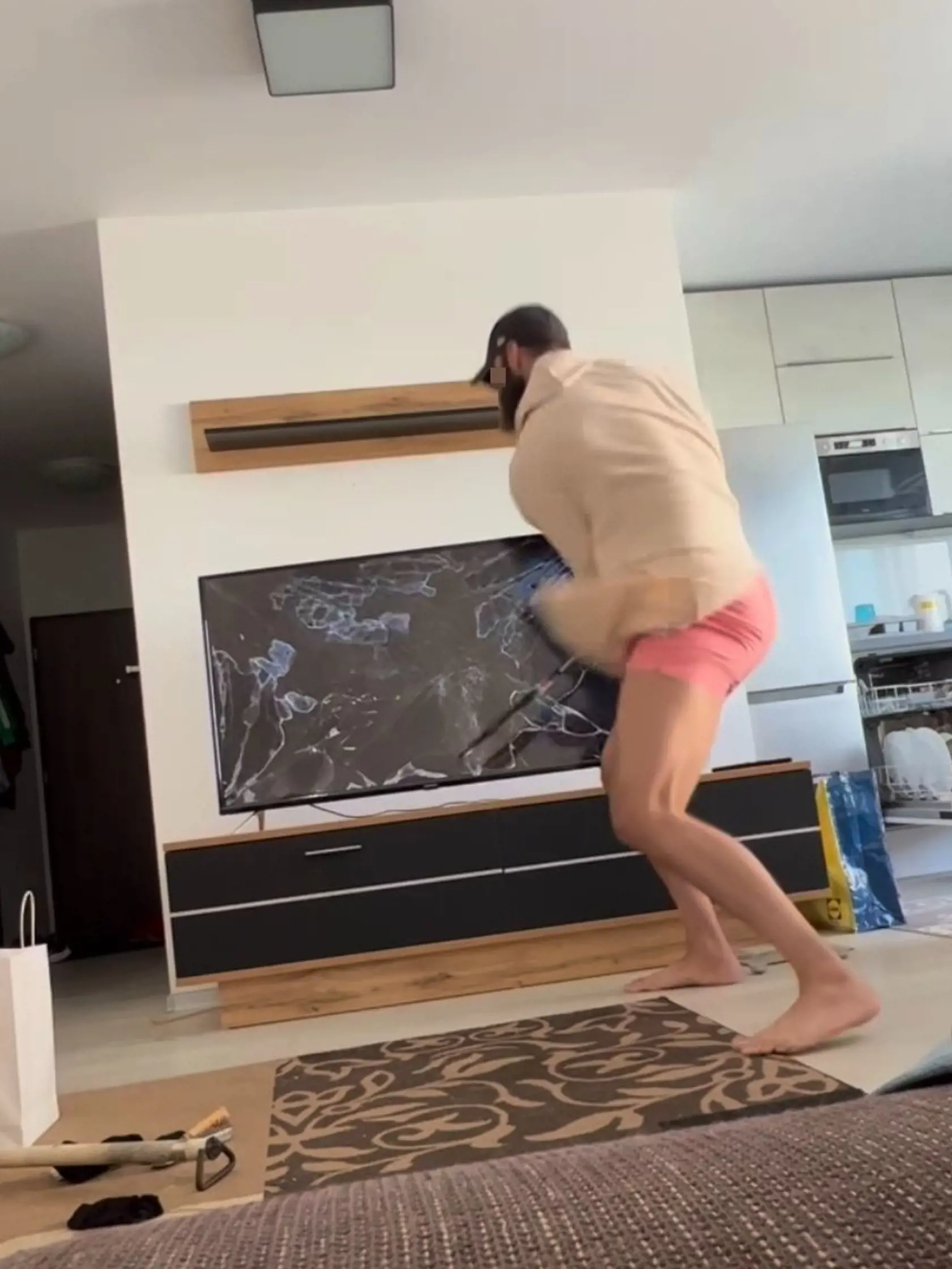 Na profile má okrem obnažených či vulgárnych fotografií aj video, ako rozbíja tenisovou raketou televízor či predstavuje svoje "tanečné" kreácie hlavou.