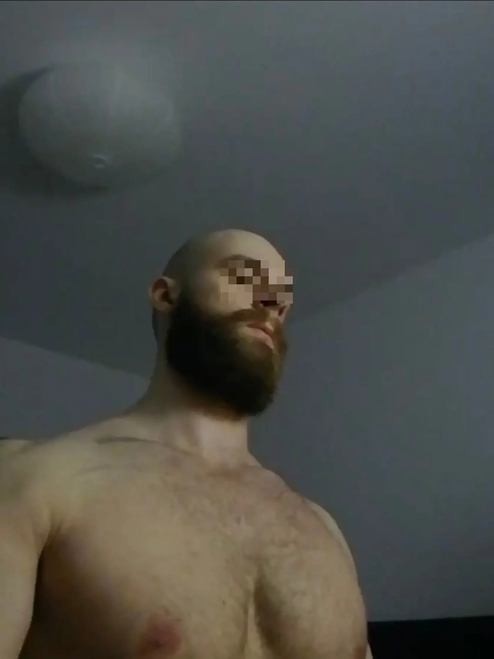 Na profile má okrem obnažených či vulgárnych fotografií aj video, ako rozbíja tenisovou raketou televízor či predstavuje svoje "tanečné" kreácie hlavou.