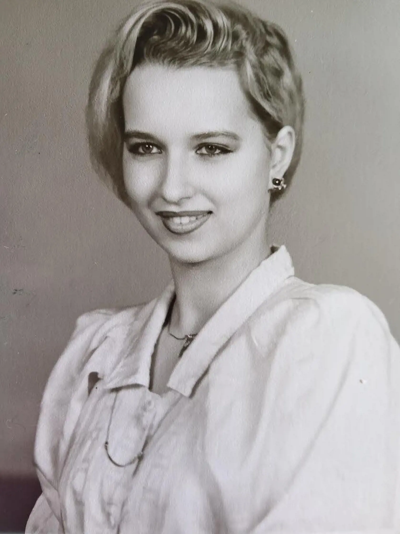 Lenka maturovala v roku 1991 a vtedy takto vyzerala. Túto fotku mala na maturitnom table.