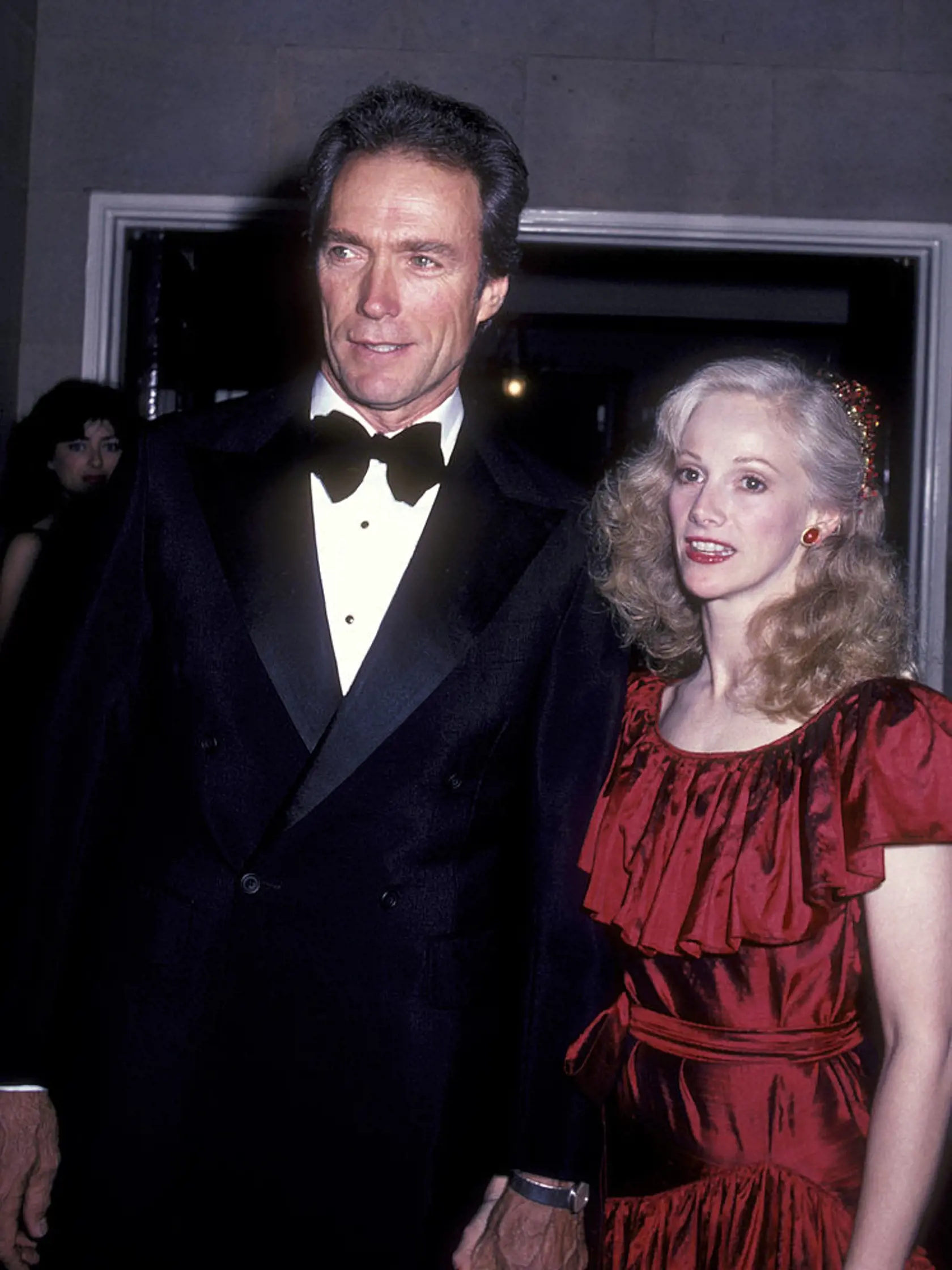 Počas prípravy filmu Vyhnanec Josey Wales (1976) sa Clint Eastwood dal dohromady so Sondrou Locke (foto). Keď sa aféra prevalila, jeho manželka Maggie Johnson podala o rozvod. Sondra Locke bola partnerkou Clinta Eastwooda do roku 1989, svadba sa nekonala.
