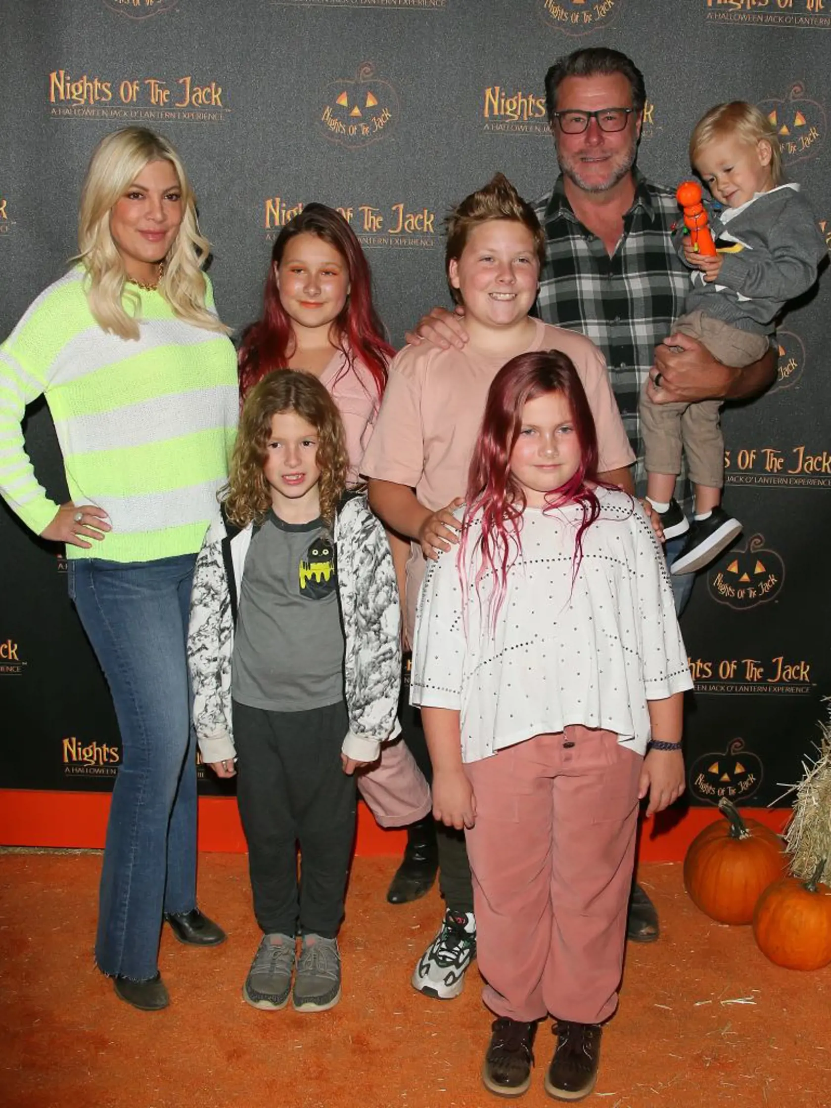 Keď sa Tori Spelling a Dean McDermott (foto) stretli pri nakrúcaní filmu Mind Over Murder (2005), hneď prvú noc skončili v posteli. Ona bola vydatá za Charlieho Shaniana, on ženatý s Mary Jo Eustace. Obaja sa rozviedli, zosobášili a majú spolu päť detí. Hoci Dean nakoniec podviedol aj Tori, odpustila mu.