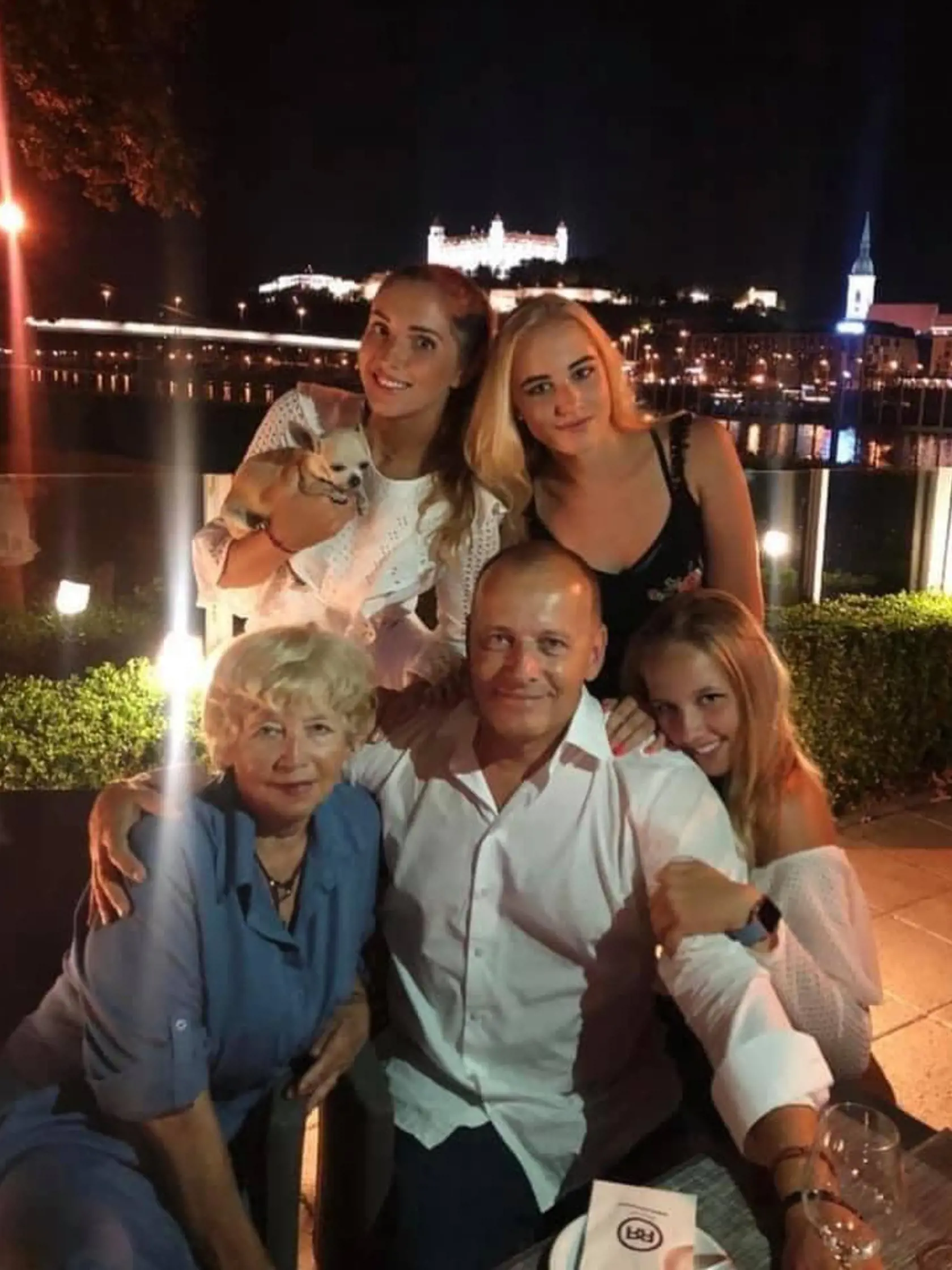 Boris Kollár s dcérami a svojou mamou.