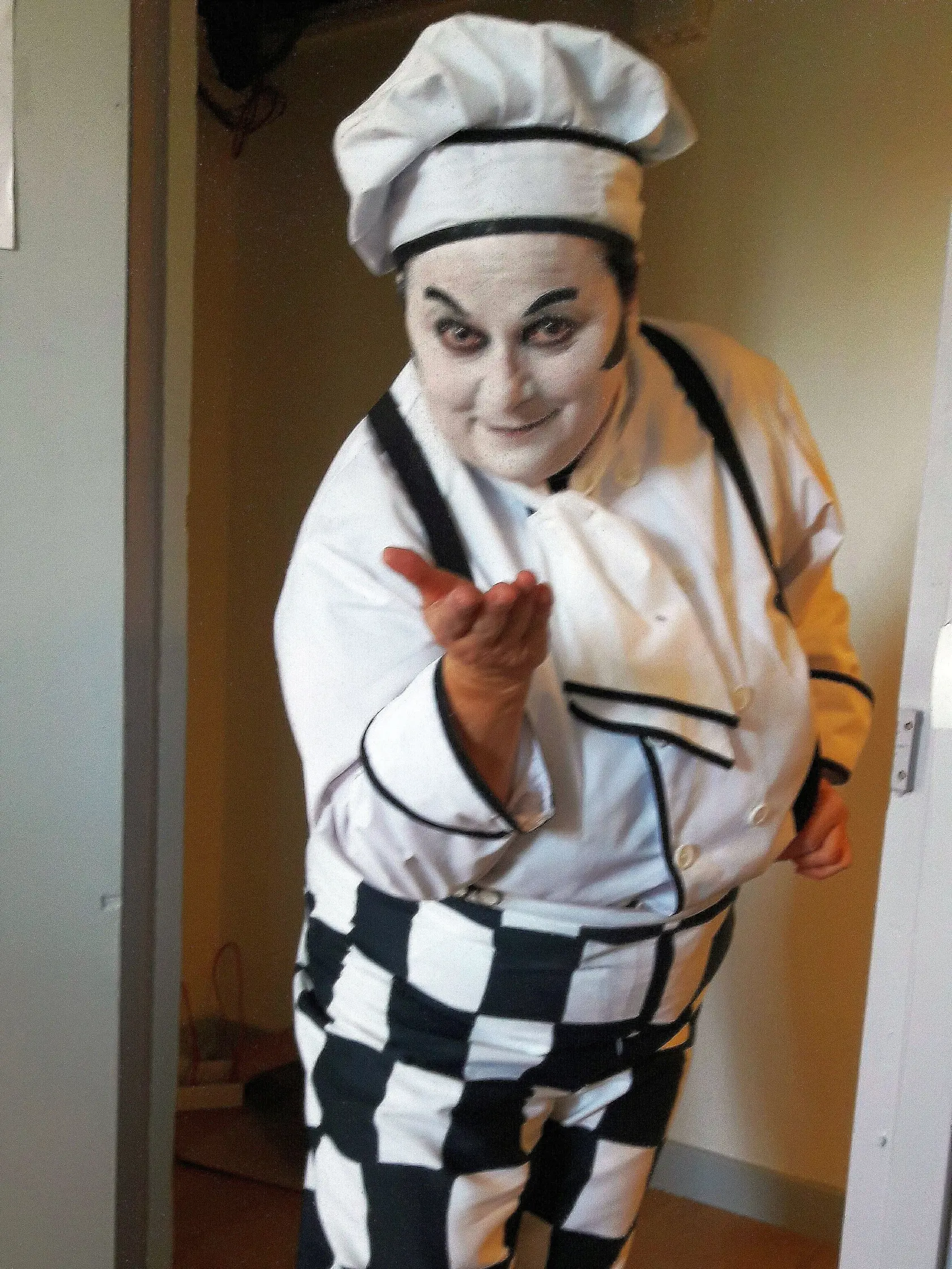 V divadle Théâtre du Châtelet Parade. Dramatické úlohy strieda s komediálnymi.