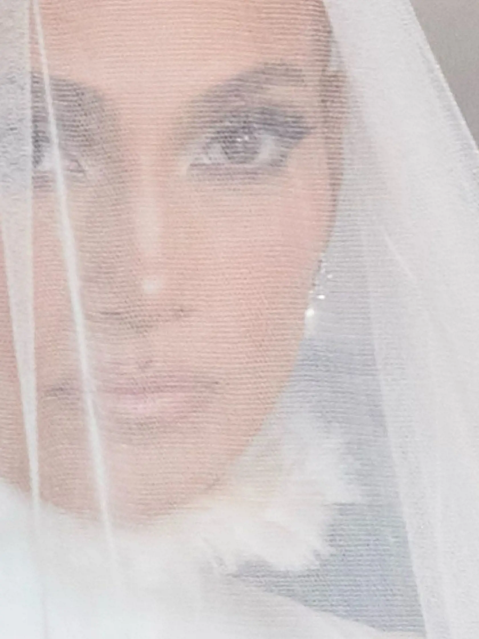 Slávna JLo a predstaviteľ Batmana Ben Affleck si povedali „áno“ počas okázalej sobotňajšej slávnosti. Hoci sa oficiálne vzali už asi pred mesiacom počas súkromnej ceremónie v Las Vegas, okázalosť si vynahradili hostinou a svadbou číslo 2 na ženíchovom 9-miliónom južanskom sídle v Georgii.
