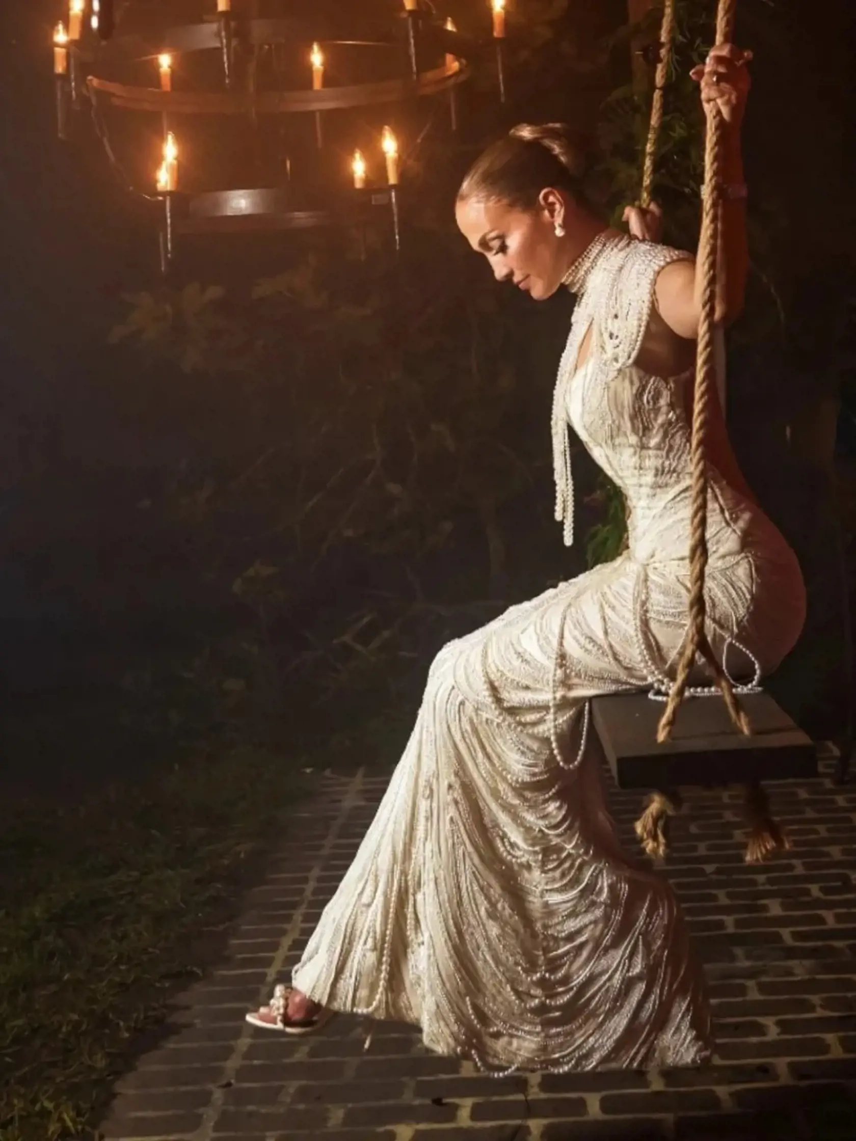 Ďalšie – tentoraz so štedrým dekoltom – obsahovali vyšívané krištáľmi značky Swarovski. Tretia kreácia bola zase bohato ovešaná perlami. Slávna JLo a predstaviteľ Batmana Ben Affleck si povedali „áno“ počas okázalej sobotňajšej slávnosti. Hoci sa oficiálne vzali už asi pred mesiacom počas súkromnej ceremónie v Las Vegas, okázalosť si vynahradili hostinou a svadbou číslo 2 na ženíchovom 9-miliónom južanskom sídle v Georgii.