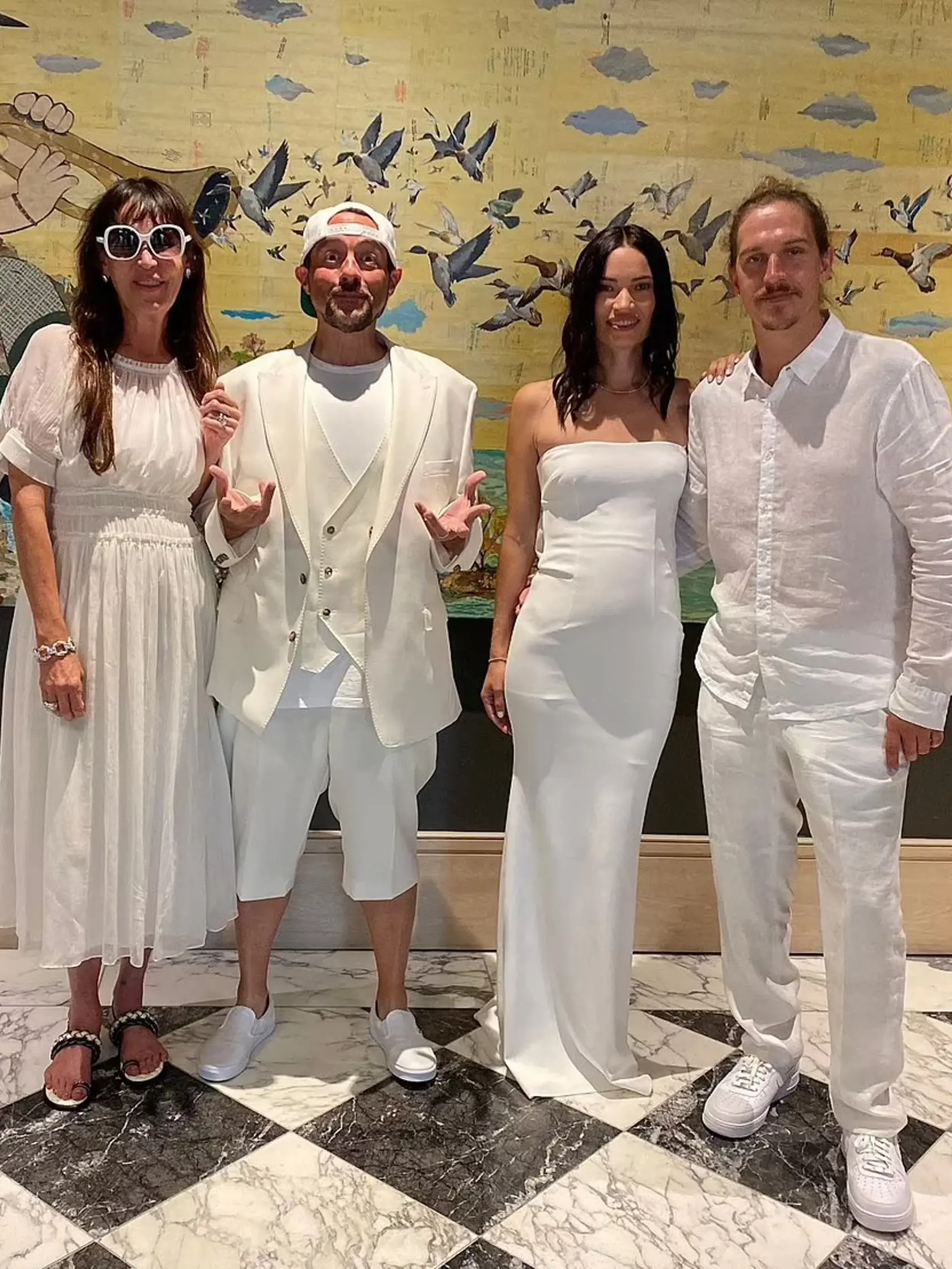 Medzi hosťami nechýbal napríklad herec a režisér Kevin Smith (druhý zľava) či Affleckov dobrý priateľ Matt Damon.