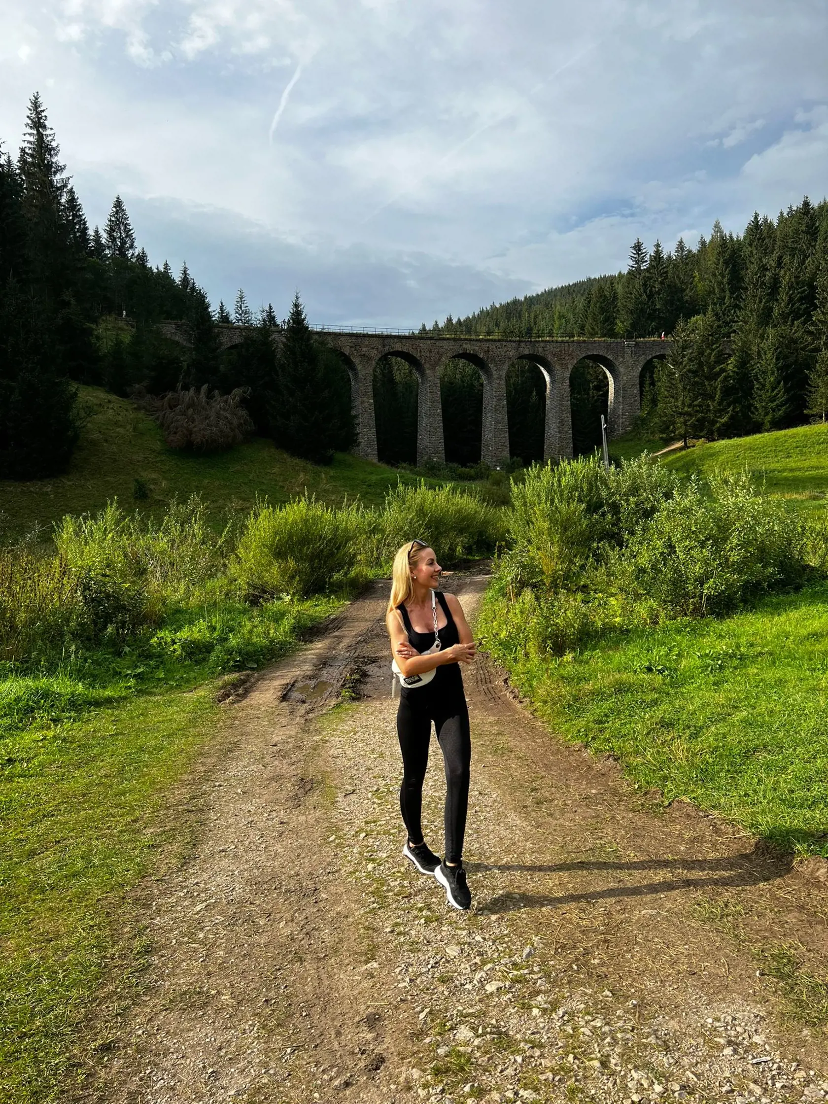 Monika Křivová, snúbenica Mikuláša Černáka, v Telgárte, pri dominante obce - Chmarošskom viadukte.
