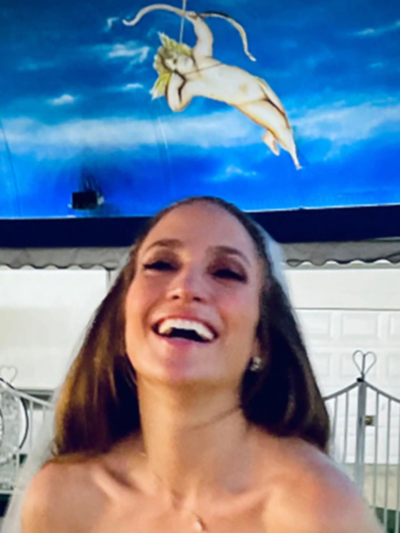 JLo žiarila.