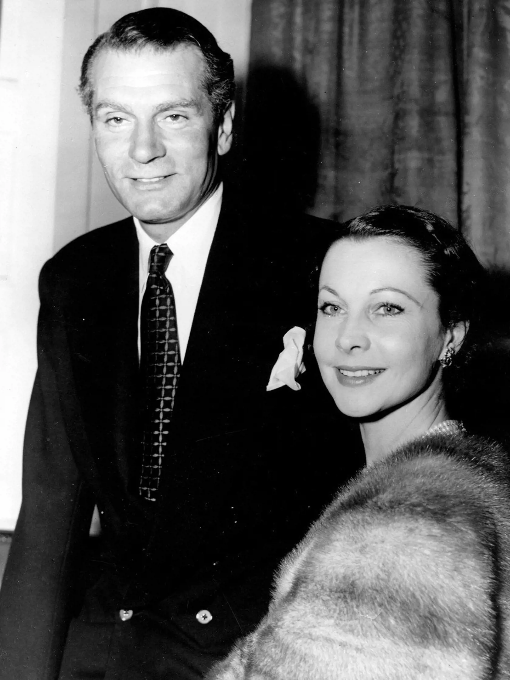 Legendárna herecká dvojica Vivien Leigh (1913-1967) a Laurence Olivier (1907-1989) boli manželia dvadsať rokov, rozviedli sa v roku 1940. Pre oboch to bolo druhé manželstvo. Olivier bol trikrát ženatý, ale podľa niektorých jeho životopiscov bol bisexuál. Jeho milencom bol údajne herec Henry Ainley, ktorý bol takisto trikrát ženatý, ale v mladosti mal sexuálny vzťah s mladším hercom.
