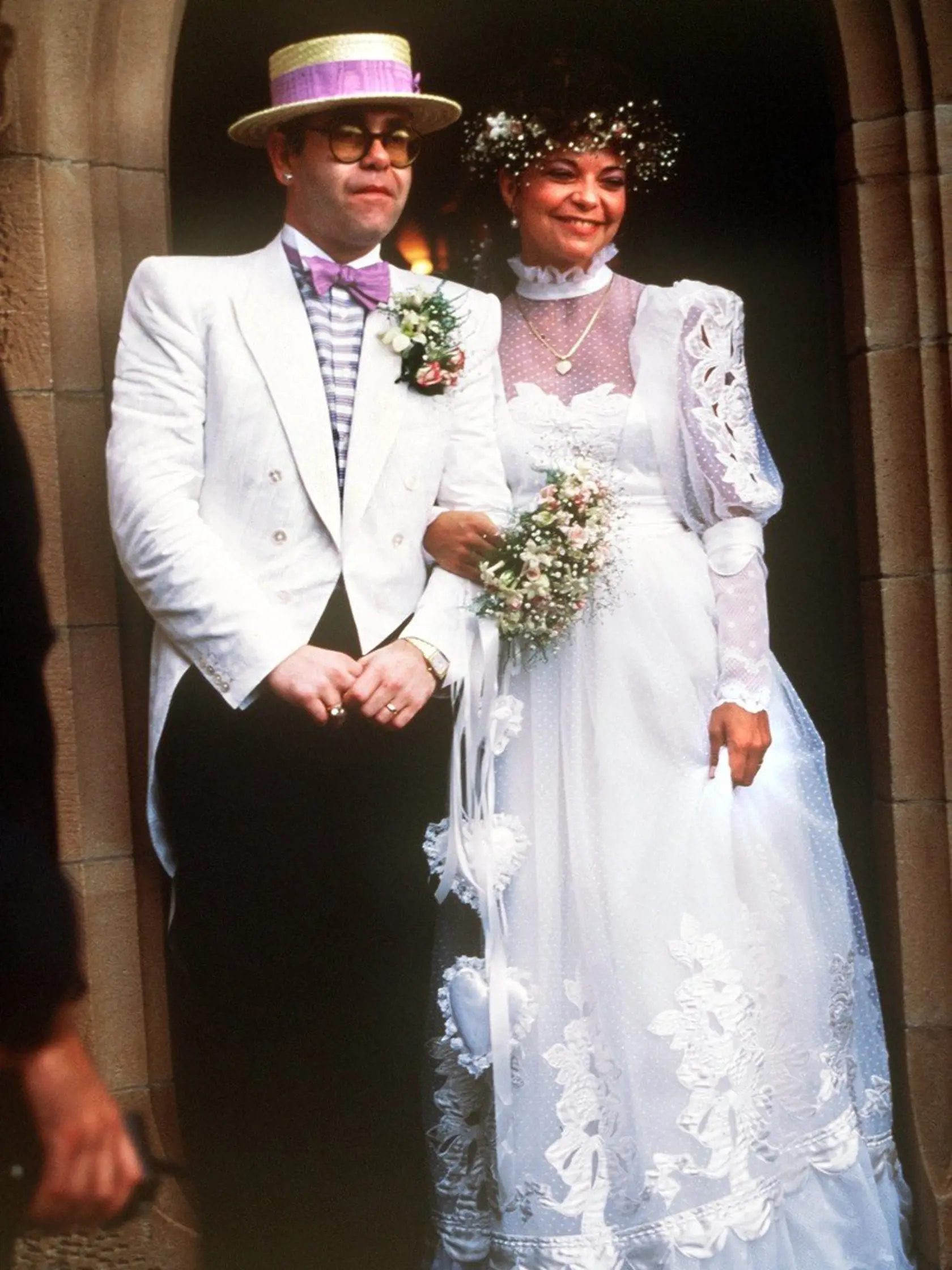 Britský popový spevák Elton John sa 14. februára 1984 oženil v Sydney s nemeckou zvukovou techničkou Renate Blauel. Rozviedli sa v roku 1988, keď v rozhovore pre známy hudobný časopis prezradil, že je gay. V roku 2005 sa oženil so svojím partnerom Davidom Furnishom.